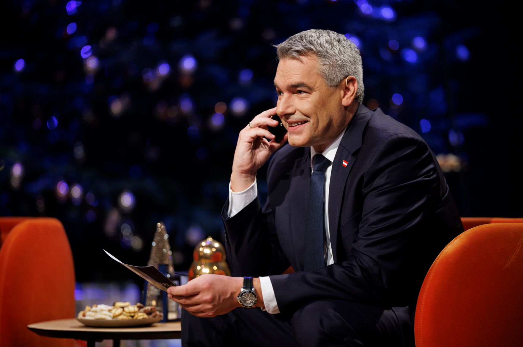 Am 24. Dezember 2024 nahm Bundeskanzler Karl Nehammer an der Licht ins Dunkel Spendenaktion im ORF Zentrum Wien teil.