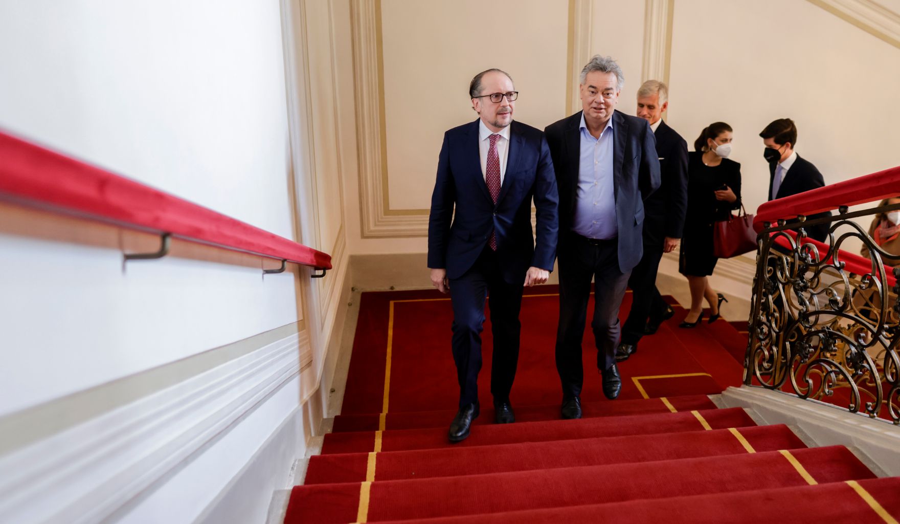 Am 11. Oktober 2021 wurde Bundeskanzler Alexander Schallenberg (l.) angelobt. Im Bild mit Vizekanzler Werner Kogler (r.).