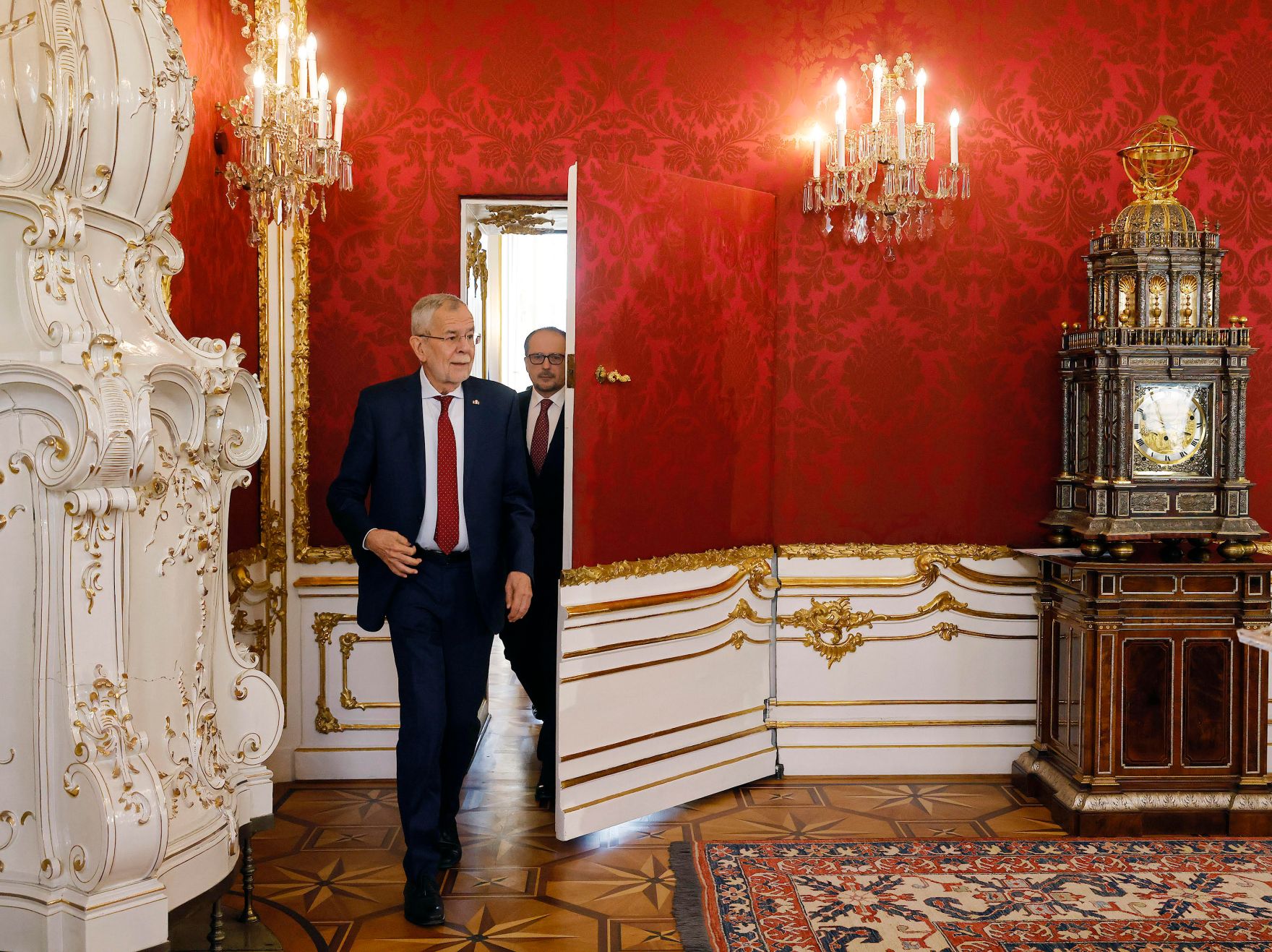 Am 11. Oktober 2021 wurde Bundeskanzler Alexander Schallenberg (r.) angelobt. Im Bild mit Bundespr&auml;sident Alexander Van der Bellen (l.).