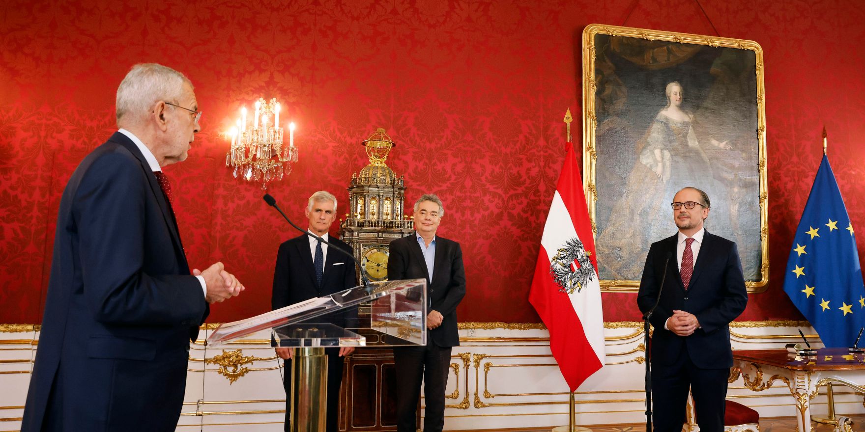 Am 11. Oktober 2021 wurde Bundeskanzler Alexander Schallenberg (r.) angelobt. Im Bild mit Bundespr&auml;sident Alexander Van der Bellen (l.), Au&szlig;enminister Michael Linhart (2. v. l.), Vizekanzler Werner Kogler (3. v. l.).