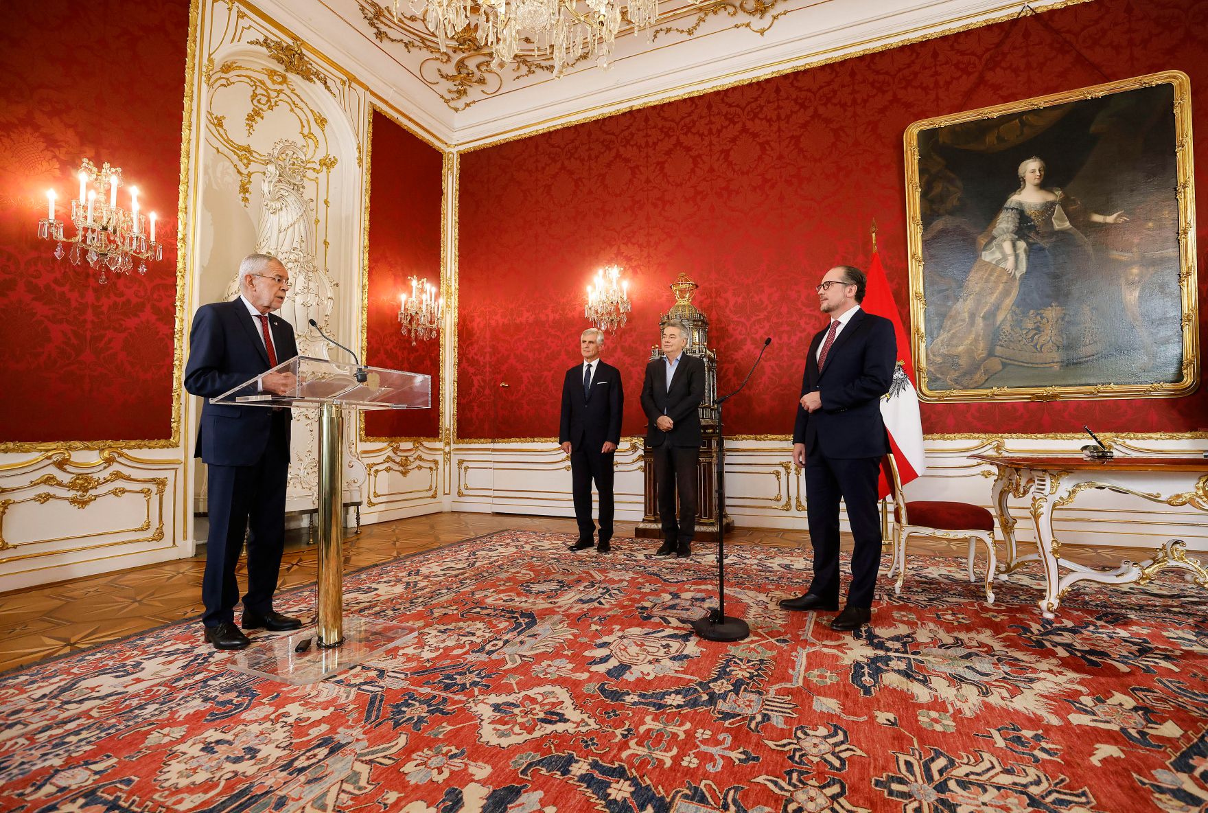 Am 11. Oktober 2021 wurde Bundeskanzler Alexander Schallenberg (r.) angelobt. Im Bild mit Bundespr&auml;sident Alexander Van der Bellen (l.), Au&szlig;enminister Michael Linhart (2. v. l.), Vizekanzler Werner Kogler (3. v. l.).