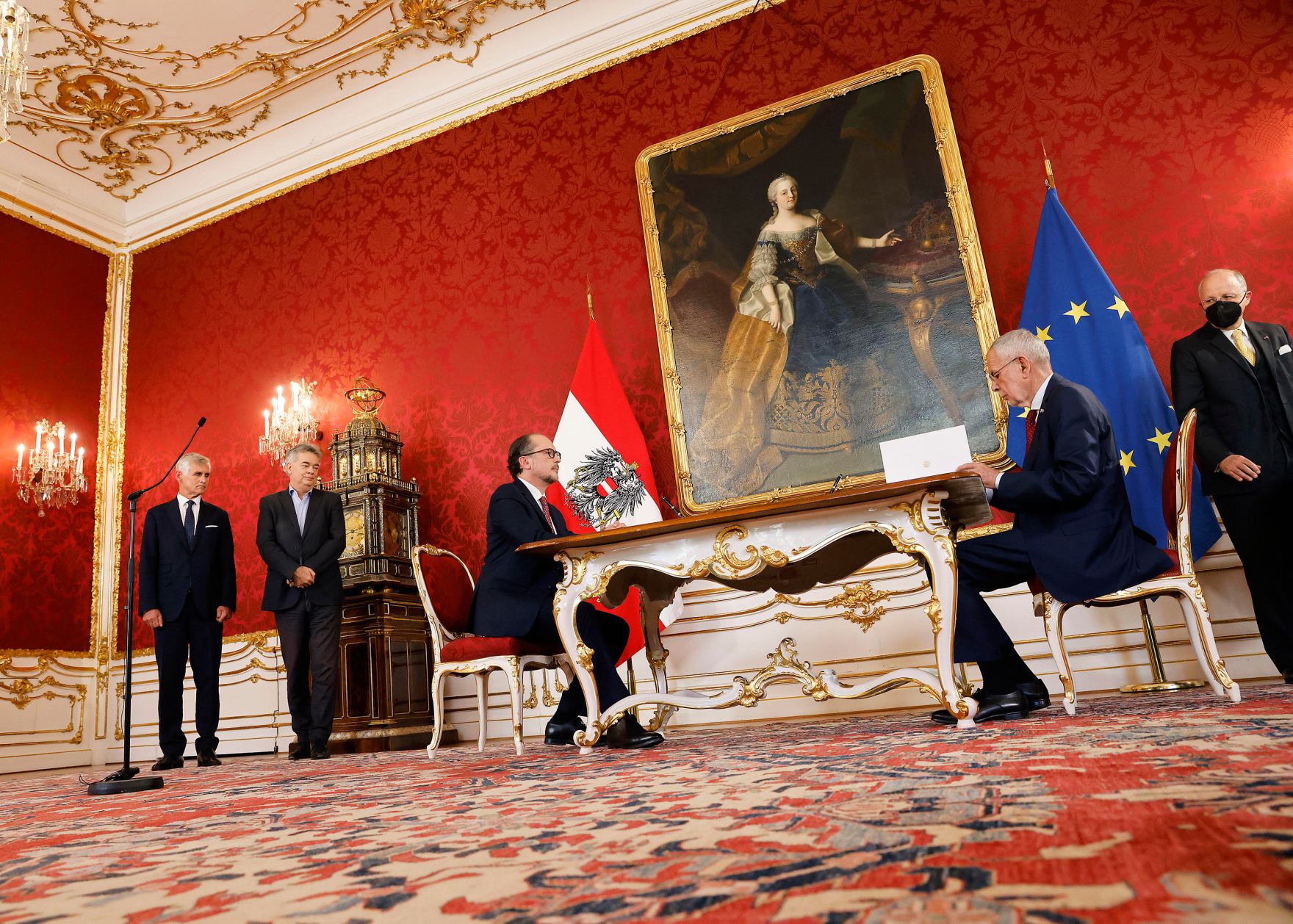 Am 11. Oktober 2021 wurde Bundeskanzler Alexander Schallenberg (m.) angelobt. I Bild mit Au&szlig;enminister Michael Linhart (l.), Vizekanzler Werner Kogler (2. v. l.) und Bundespr&auml;sident Alexander Van der Bellen (r.).