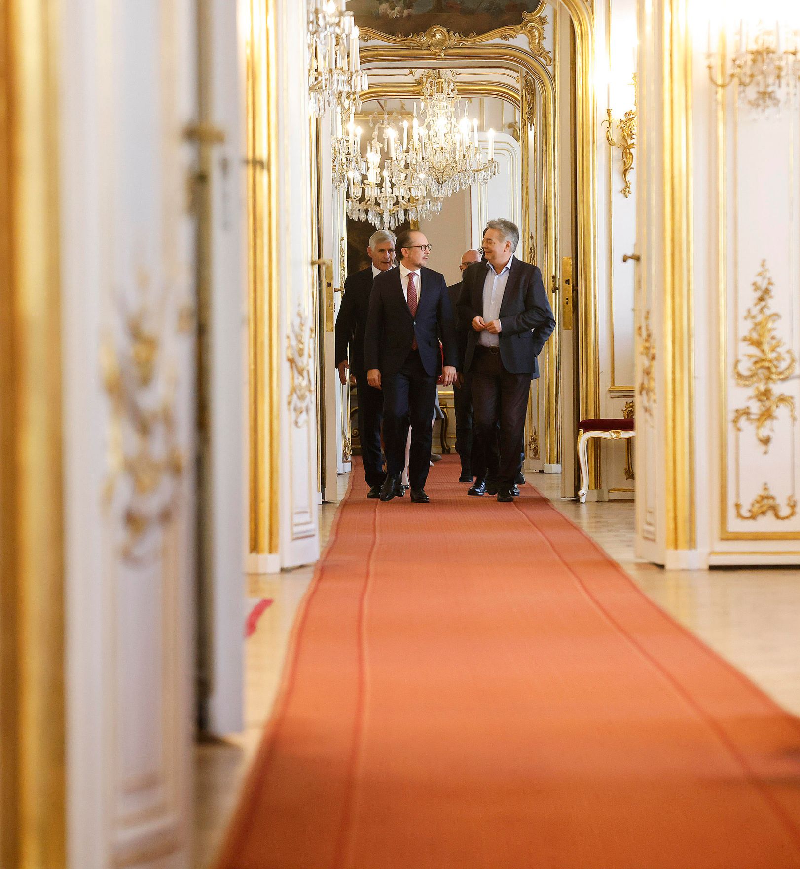 Am 11. Oktober 2021 wurde Bundeskanzler Alexander Schallenberg (l.) angelobt. Im Bild mit Vizekanzler Werner Kogler (r.).