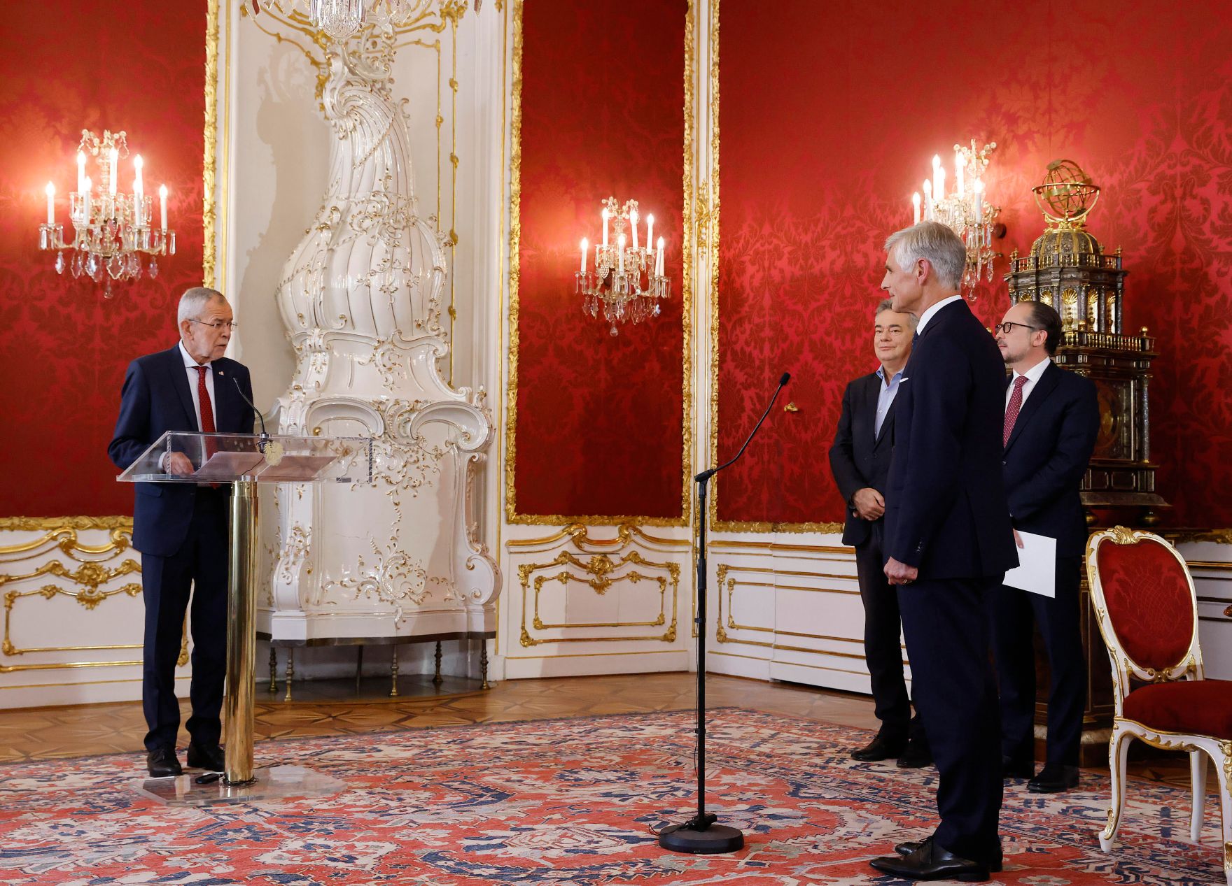 Am 11. Oktober 2021 wurde Bundeskanzler Alexander Schallenberg (r.) angelobt. Im Bild w&auml;hren der Angelobung von Au&szlig;enminister Michael Linhart (2. v. r.).