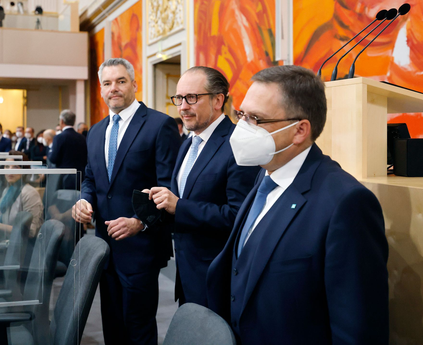 Am 12. Oktober 2021 stellte Bundeskanzler Alexander Schallenberg (m.) im Nationalrat im Parlament das Arbeitsprogramm der Bundesregierung vor. Im Bild mit Bundesminister Karl Nehammer (l.) und Klubobmann August W&ouml;gigner (r.).