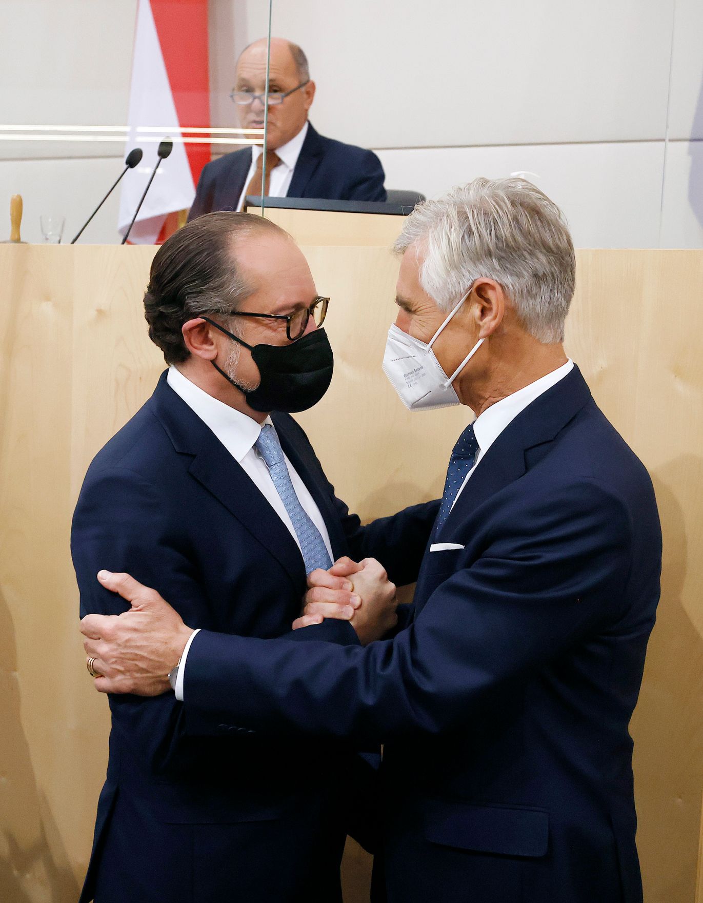 Am 12. Oktober 2021 stellte Bundeskanzler Alexander Schallenberg (l.) im Nationalrat im Parlament das Arbeitsprogramm der Bundesregierung vor. Im Bild mit Bundesminister Michael Linhart (r.).