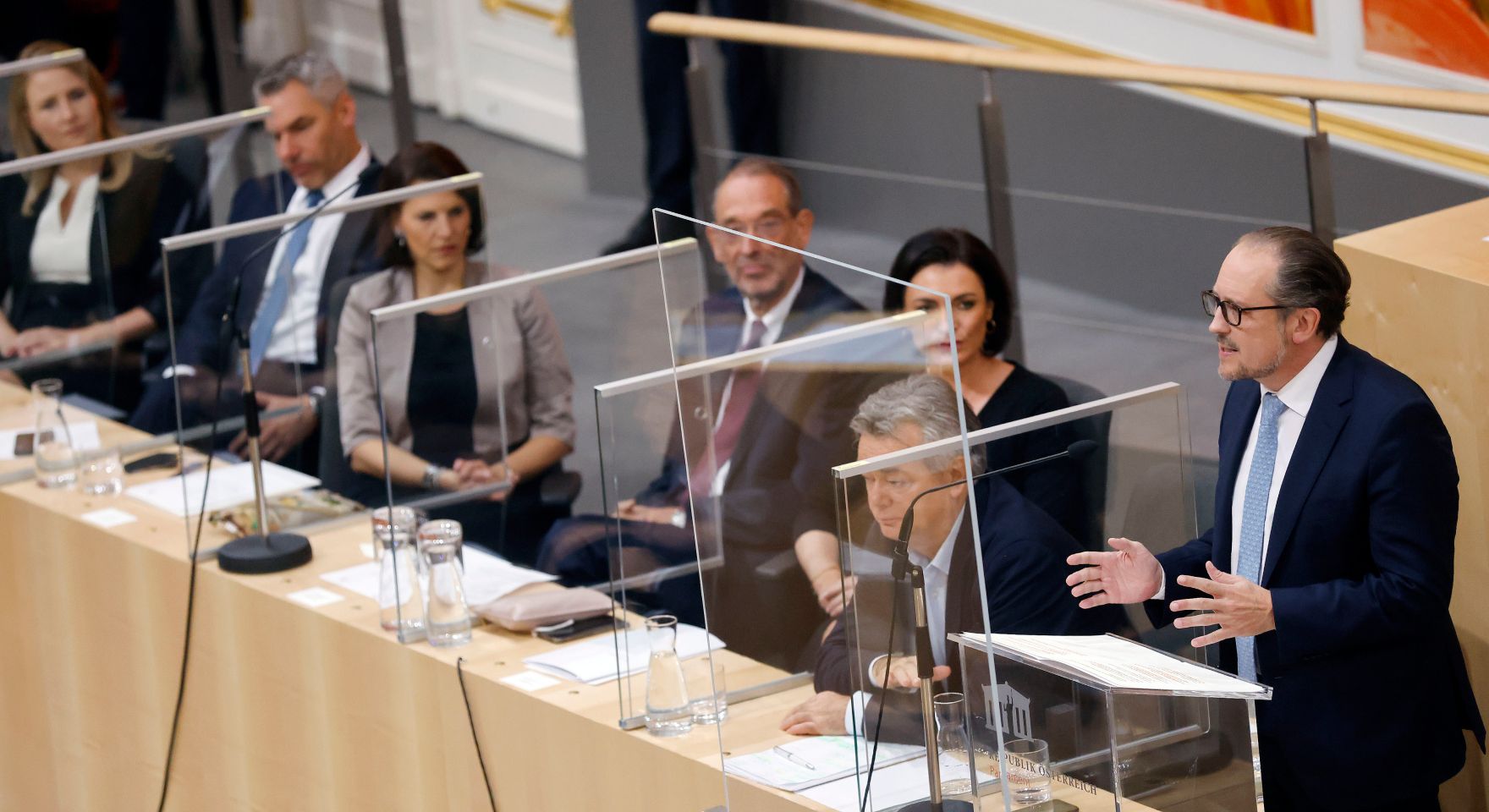 Am 12. Oktober 2021 stellte Bundeskanzler Alexander Schallenberg im Nationalrat im Parlament das Arbeitsprogramm der Bundesregierung vor. Im Bild (v.l.n.r.) Bundesministerin Susanne Raab, Bundesminister Karl Nehammer, Bundesministerin Karoline Edtstadler, Bundesminister Heinz Fa&szlig;mann, Bundesministerin Elisabeth K&ouml;stinger, Vizekanzler Werner Kogler und Bundeskanzler Alexander Schallenberg.
