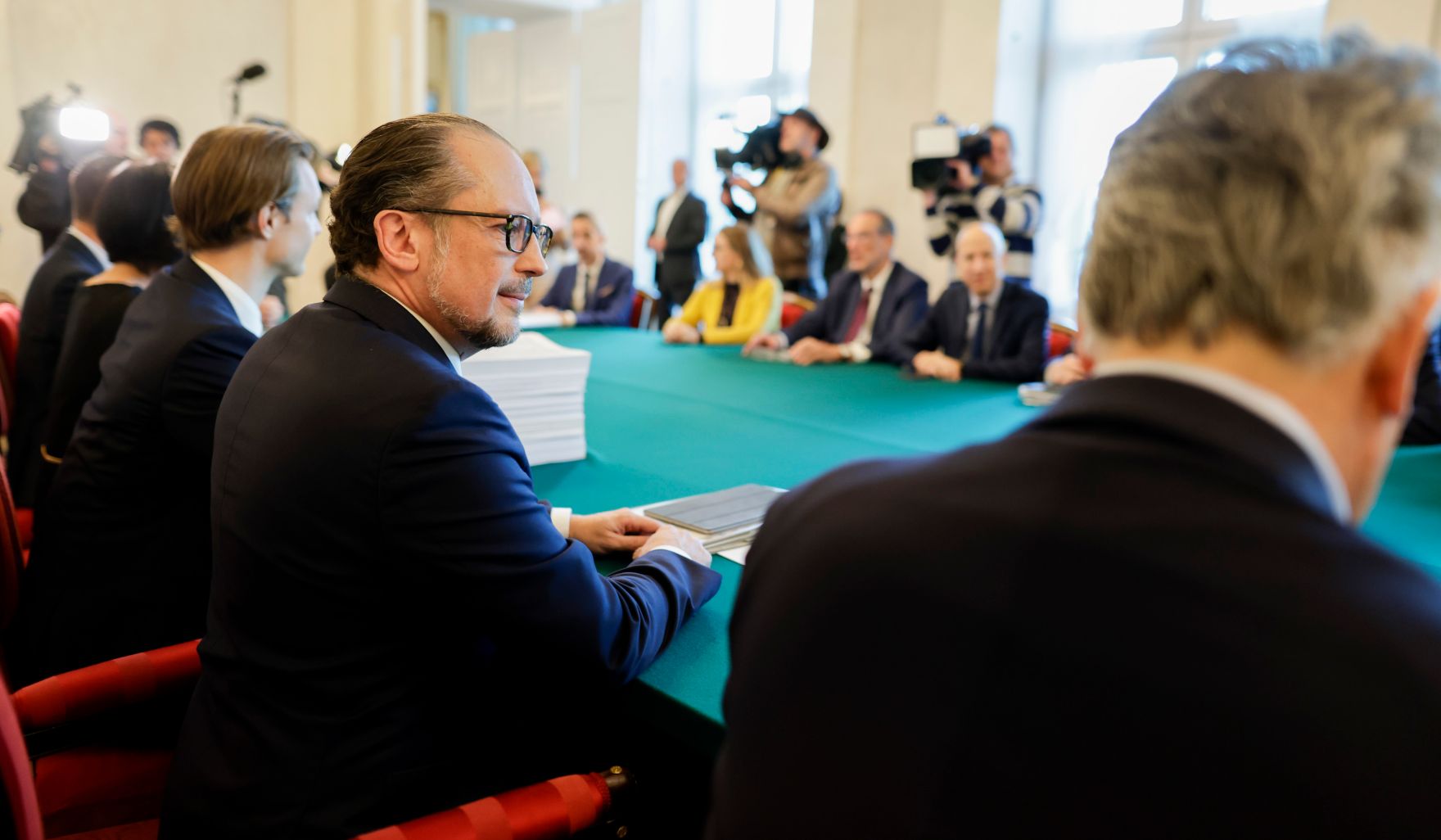 Am 13. Oktober 2021 fand der Ministerrat im Bundeskanzleramt statt. Im Bild (v.l.n.r.) Bundesminister Gernot Bl&uuml;mel, Bundeskanzler Alexander Schallenberg und Vizekanzler Werner Kogler.