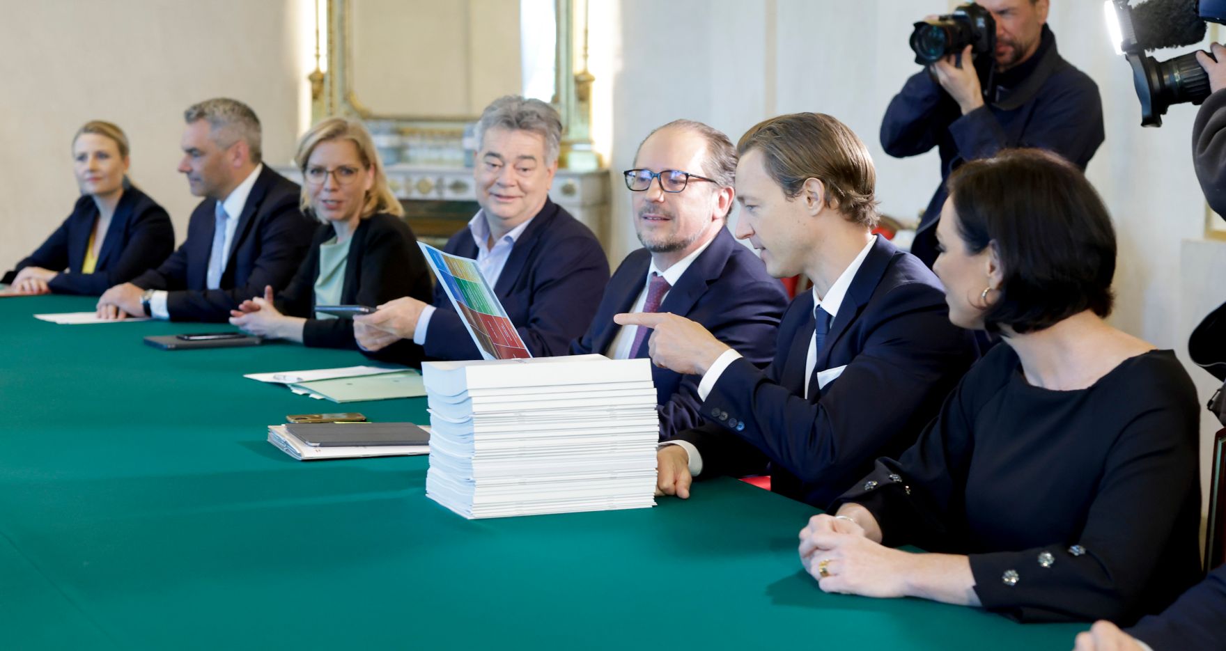Am 13. Oktober 2021 fand der Ministerrat im Bundeskanzleramt statt. Im Bild (v.l.n.r.) Bundesministerin Susanne Raab, Bundesminister Karl Nehammer, Bundesministerin Leonore Gewessler, Vizekanzler Werner Kogler, Bundeskanzler Alexander Schallenberg, Bundesminister Gernot Bl&uuml;mel und Bundesministerin Elisabeth K&ouml;stinger.