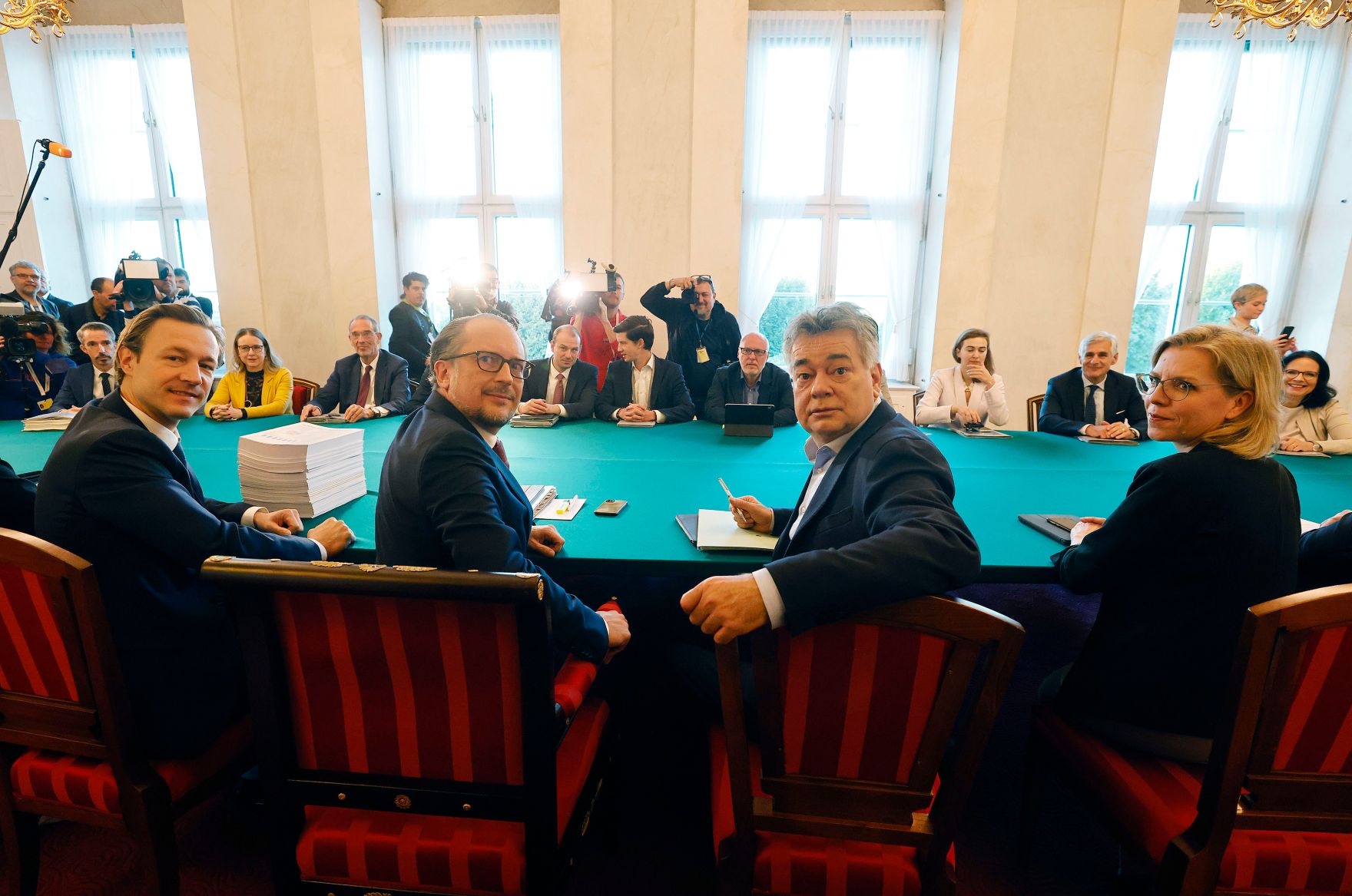 Am 13. Oktober 2021 fand der Ministerrat im Bundeskanzleramt statt. Im Bild (v.r.n.l.) Bundesministerin Leonore Gewessler, Vizekanzler Werner Kogler, Bundeskanzler Alexander Schallenberg und Bundesminister Gernot Bl&uuml;mel.