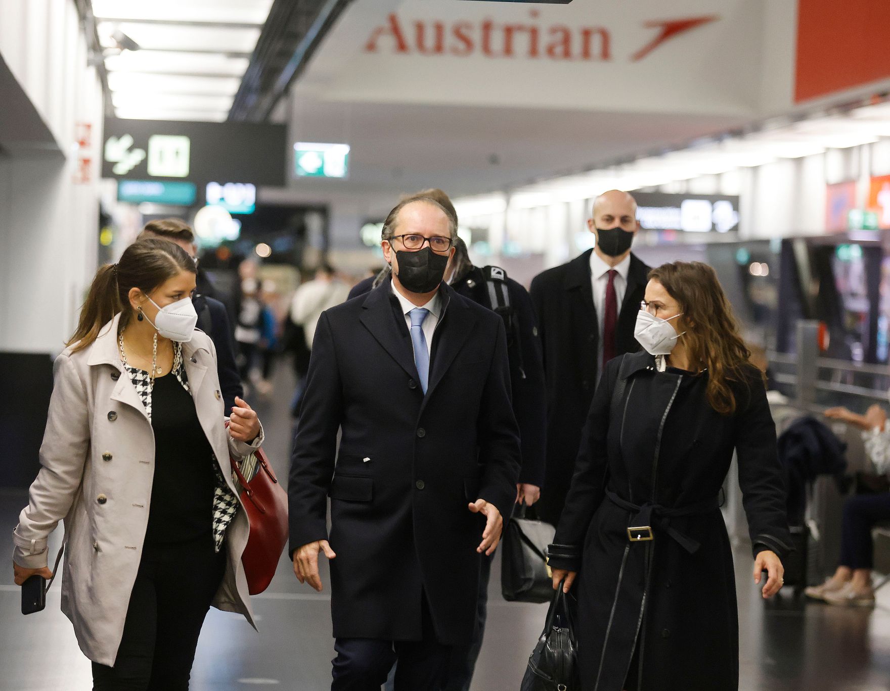 Am 14. Oktober 2021 reiste Bundeskanzler Alexander Schallenberg (m.) zu einem Arbeitsbesuch nach Br&uuml;ssel. Im Bild am Weg nach Br&uuml;ssel.