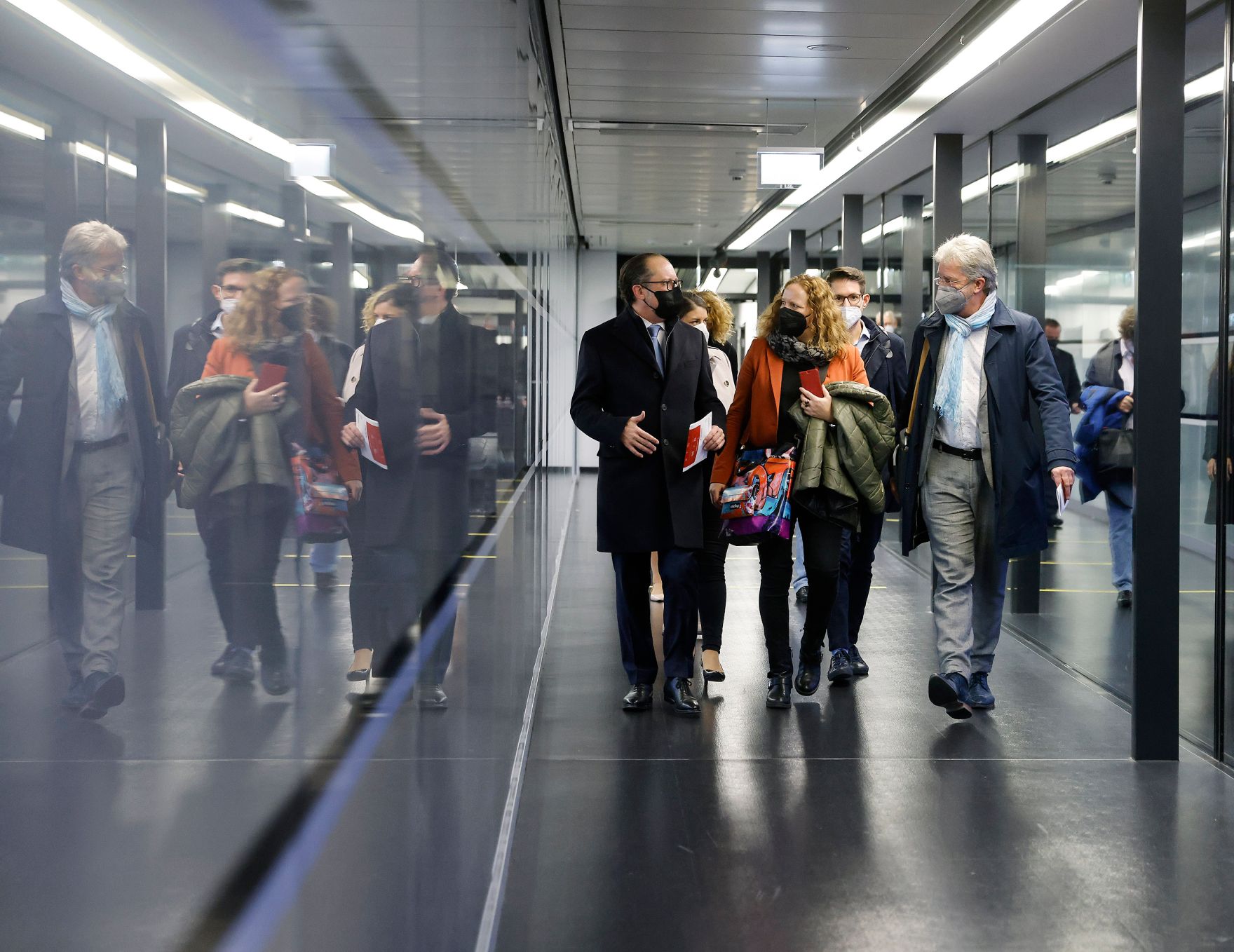 Am 14. Oktober 2021 reiste Bundeskanzler Alexander Schallenberg (l.) zu einem Arbeitsbesuch nach Br&uuml;ssel. Im Bild am Weg nach Br&uuml;ssel.
