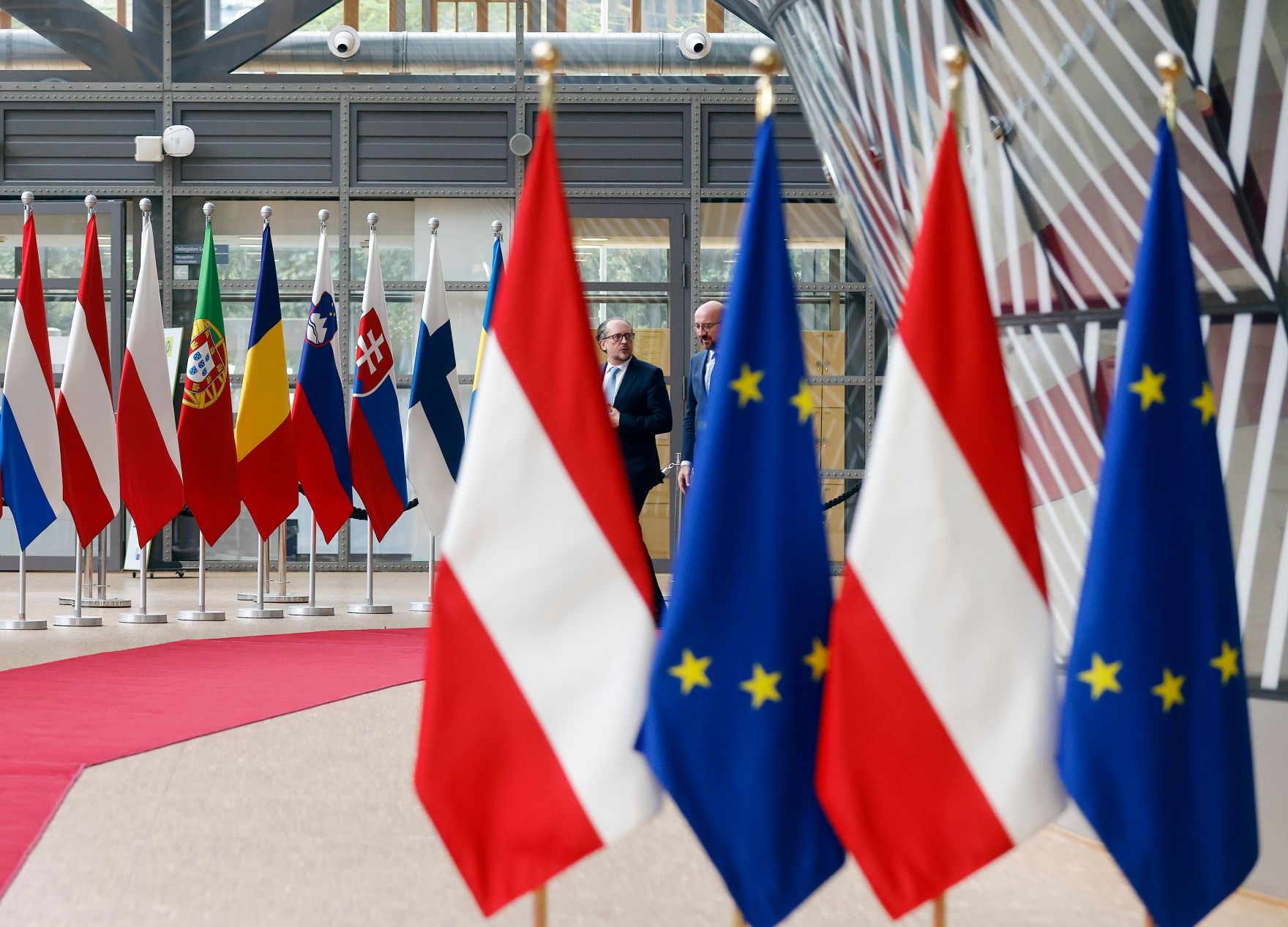 Am 14. Oktober 2021 reiste Bundeskanzler Alexander Schallenberg (l.) zu einem Arbeitsbesuch nach Br&uuml;ssel. Im Bild mit dem Pr&auml;sideten des Europ&auml;ischen Rats, Charles Michel (r.).