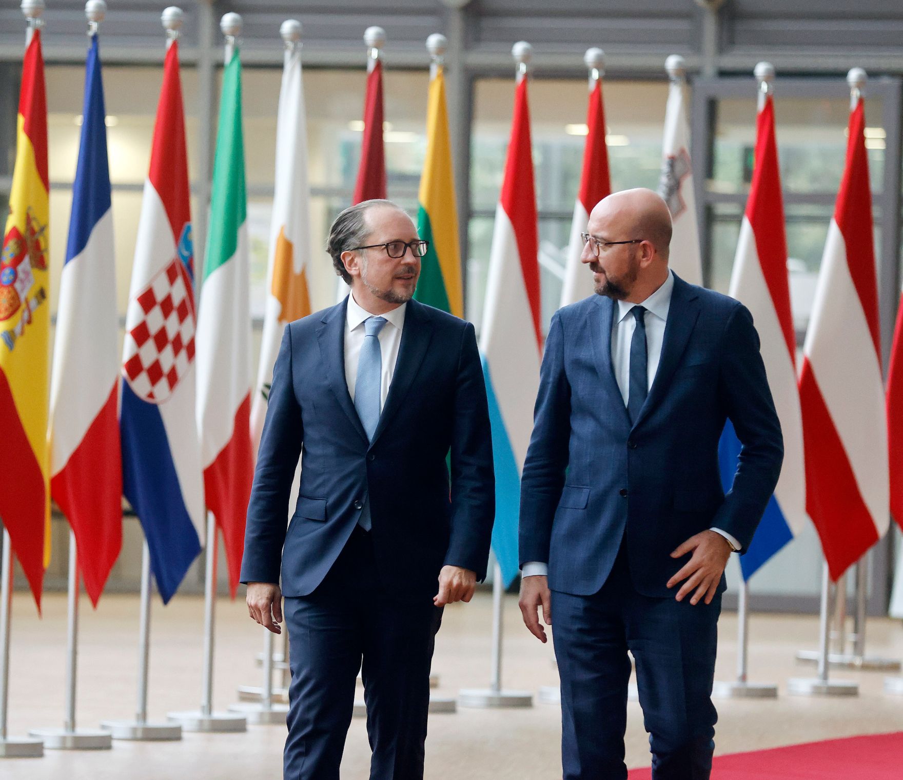 Am 14. Oktober 2021 reiste Bundeskanzler Alexander Schallenberg (l.) zu einem Arbeitsbesuch nach Br&uuml;ssel. Im Bild mit dem Pr&auml;sideten des Europ&auml;ischen Rats, Charles Michel (r.).