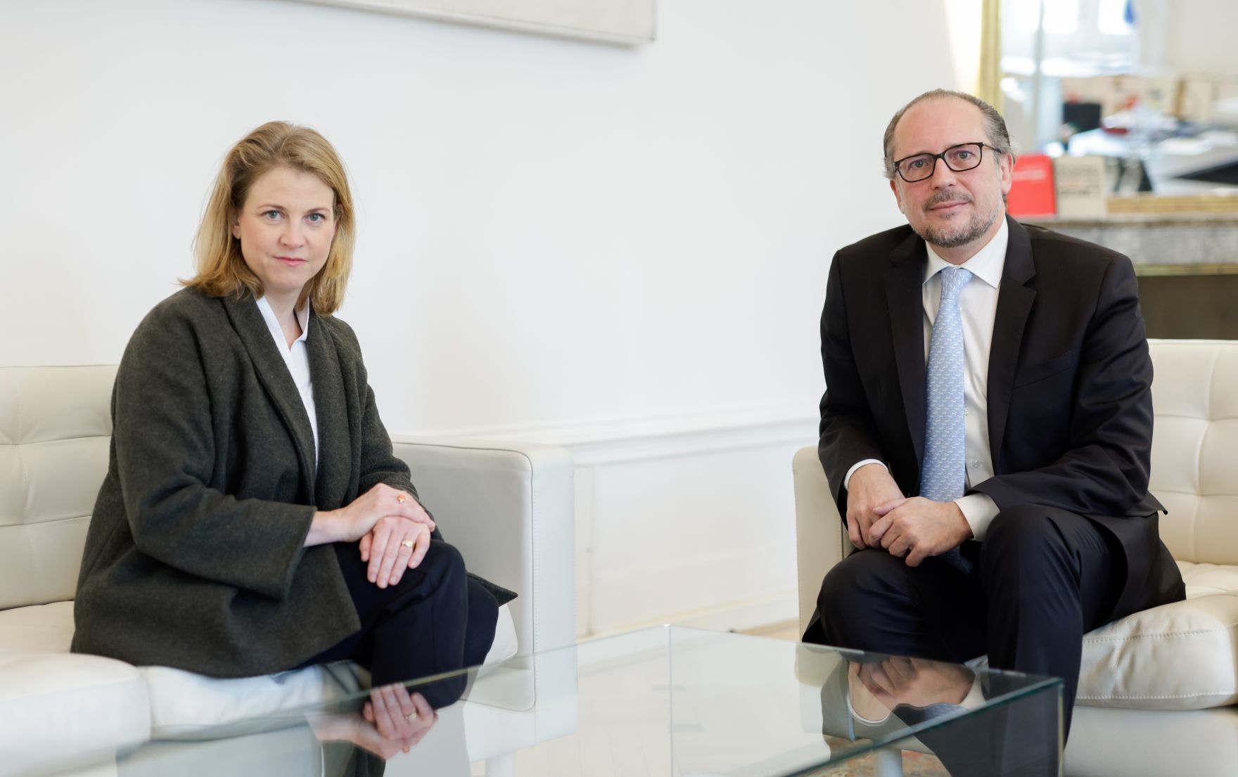 Am 18. Oktober 2021 empfing Bundeskanzler Alexander Schallenberg (r.) die NEOS-Parteivorsitzende Beate Meinl-Reisinger (l.) zu einem Gespr&auml;ch.