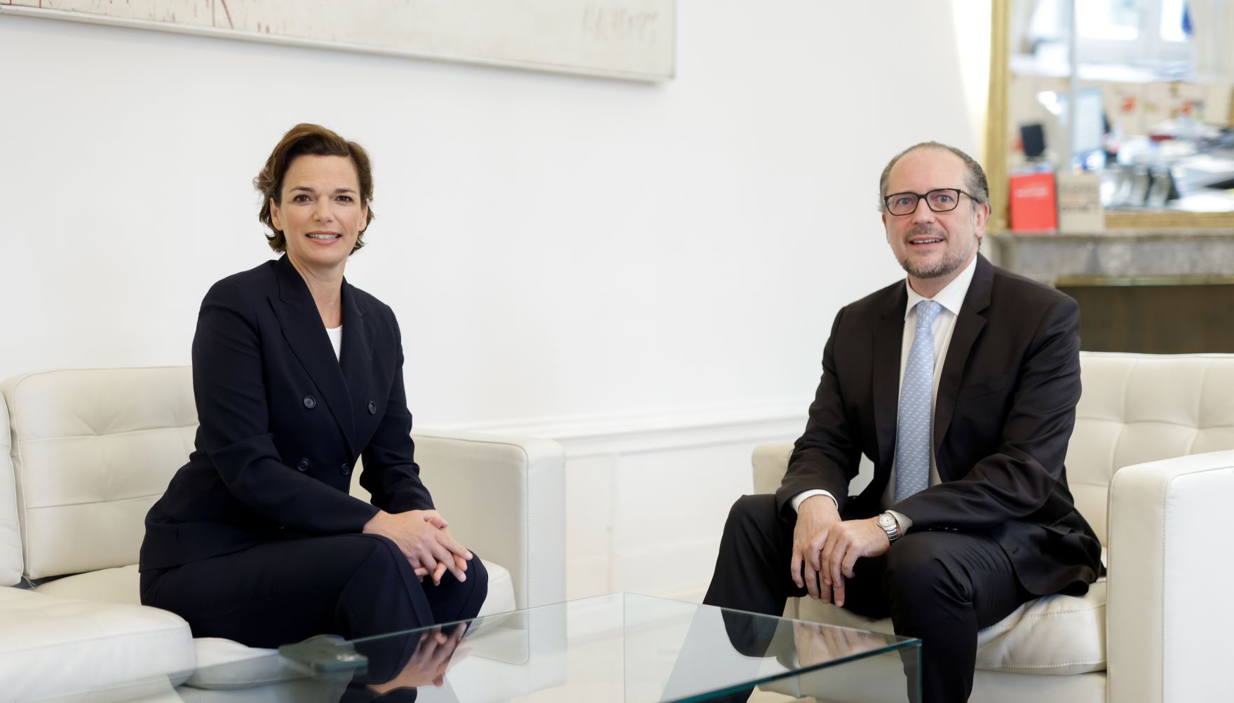 Am 18. Oktober 2021 empfing Bundeskanzler Alexander Schallenberg (r.) die SP&Ouml;-Parteivorsitzende Pamela Rendi-Wagner (l.) zu einem Gespr&auml;ch.