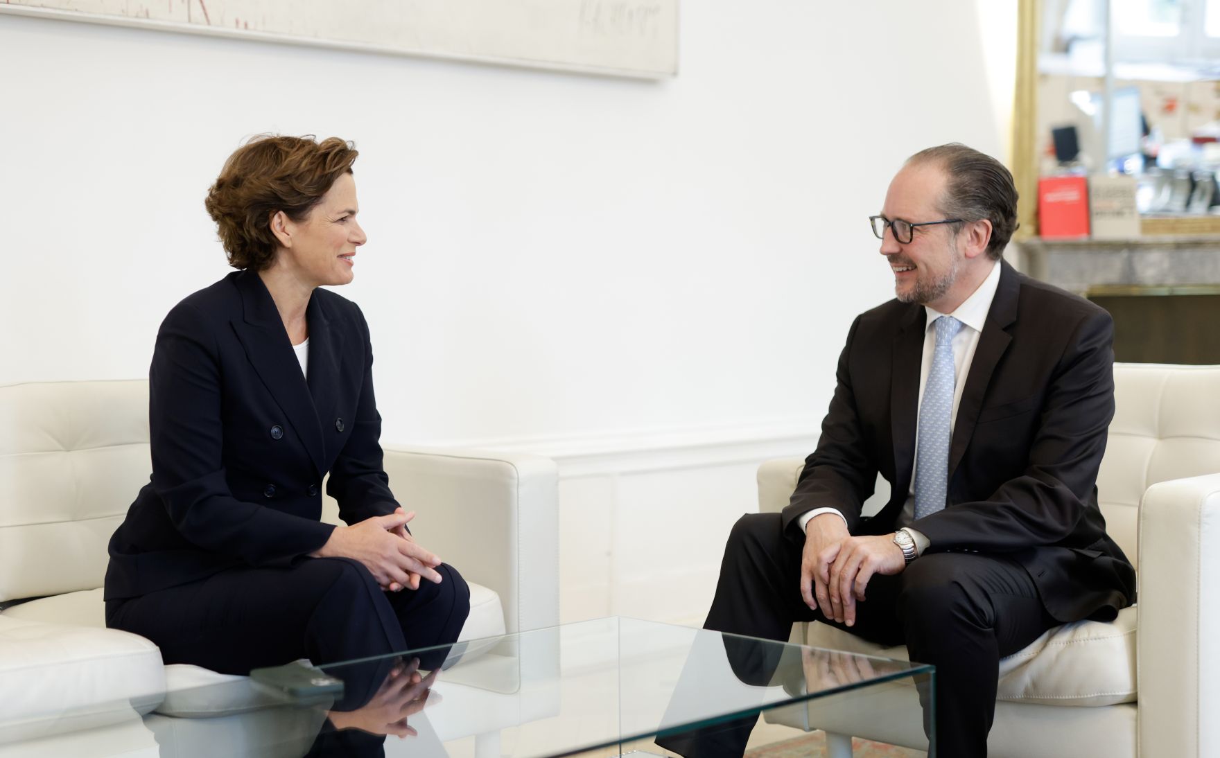 Am 18. Oktober 2021 empfing Bundeskanzler Alexander Schallenberg (r.) die SP&Ouml;-Parteivorsitzende Pamela Rendi-Wagner (l.) zu einem Gespr&auml;ch.
