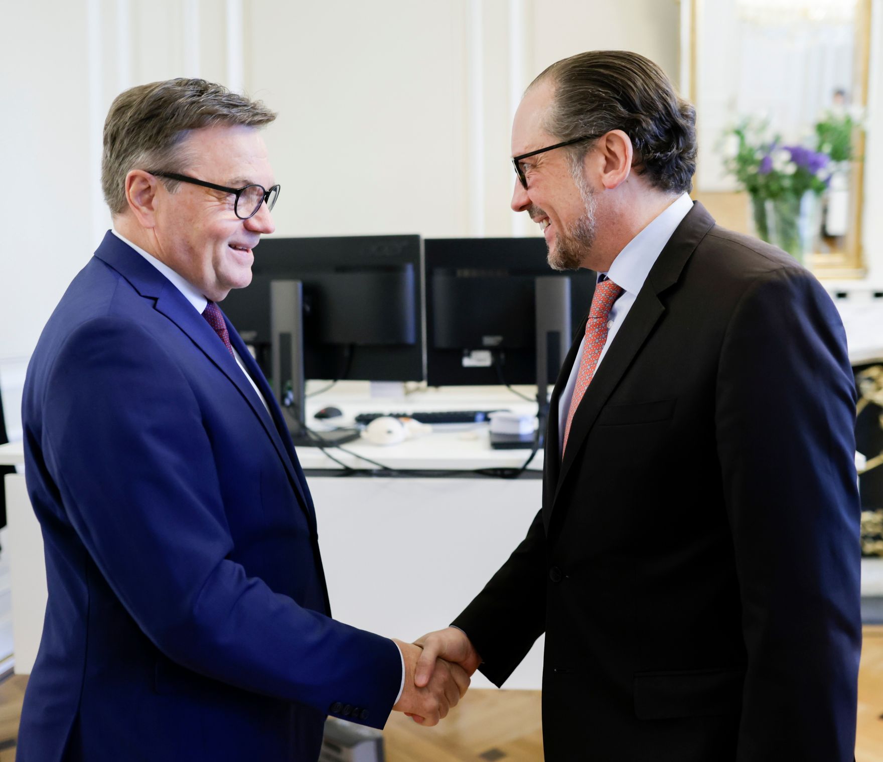 Am 20. Oktober 2021 empfing Bundeskanzler Alexander Schallenberg (r.) den Tiroler Landeshauptmann G&uuml;nther Platter (l.) zu einem Gespr&auml;ch.