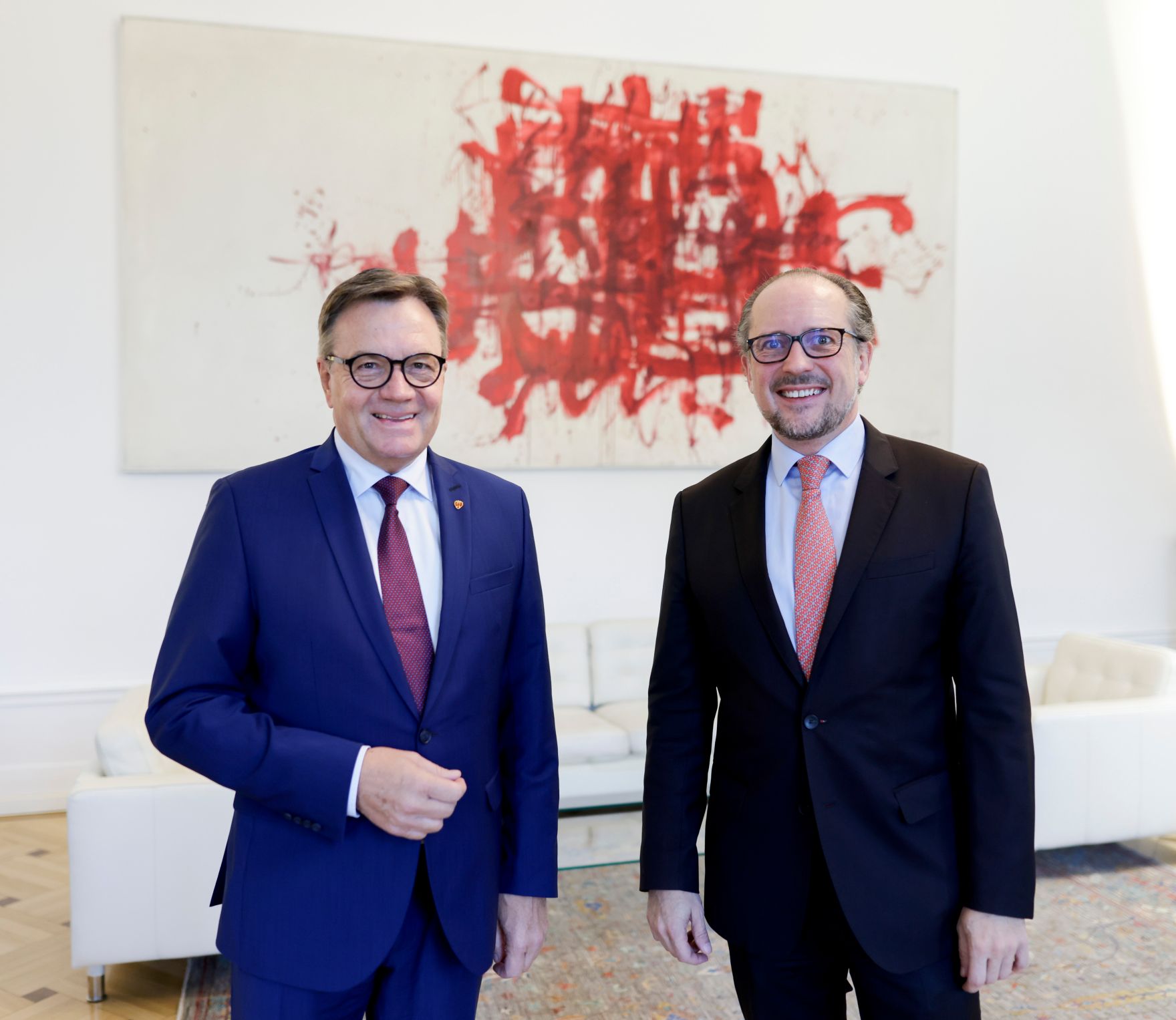 Am 20. Oktober 2021 empfing Bundeskanzler Alexander Schallenberg (r.) den Tiroler Landeshauptmann G&uuml;nther Platter (l.) zu einem Gespr&auml;ch.