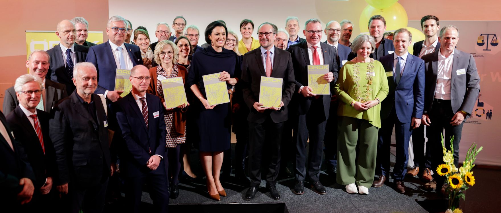 Am 20. Oktober nahm Bundeskanzler Alexander Schallenberg (m.) an der 50-Jahr Feier der &Ouml;sterreichische Raumordnungskonferenz (&Ouml;ROK) teil. Im Bild mit Bundesministerin Elisabeth K&ouml;stinger (m.).