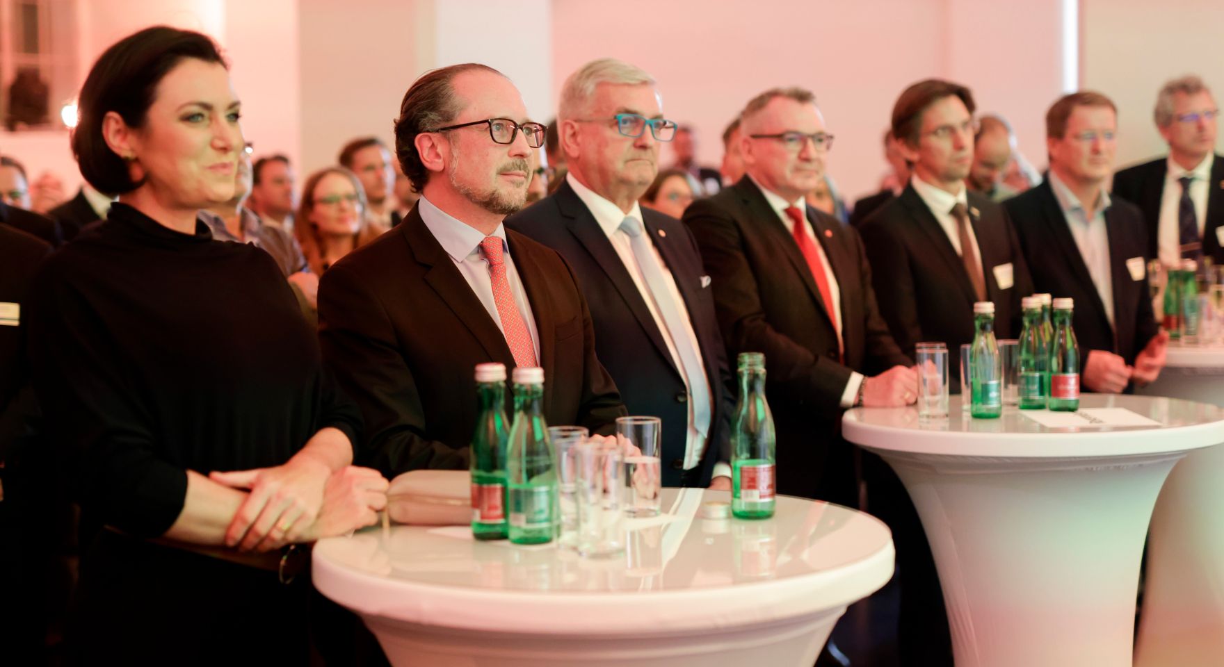 Am 20. Oktober nahm Bundeskanzler Alexander Schallenberg (2. v. l.) an der 50-Jahr Feier der &Ouml;sterreichische Raumordnungskonferenz (&Ouml;ROK) teil. Im Bild mit Bundesministerin Elisabeth K&ouml;stinger (l.).