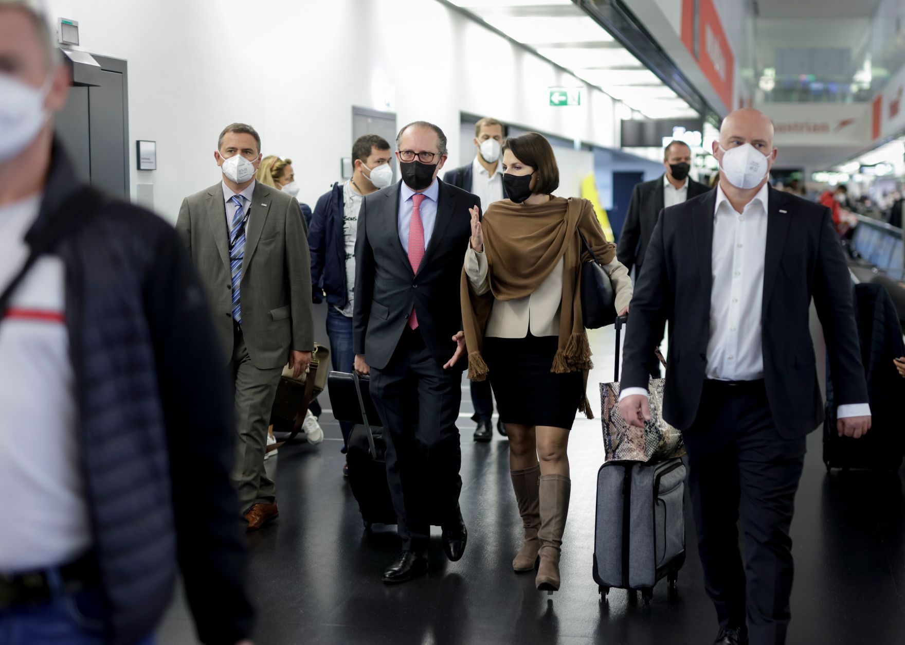 Am 21. Oktober 2021 flog Bundeskanzler Alexander Schallenberg (l.) zum Europ&auml;ischen Rat nach Br&uuml;ssel. Im Bild gemeinsam mit Bundesministerin Karoline Edtstadler (r.).