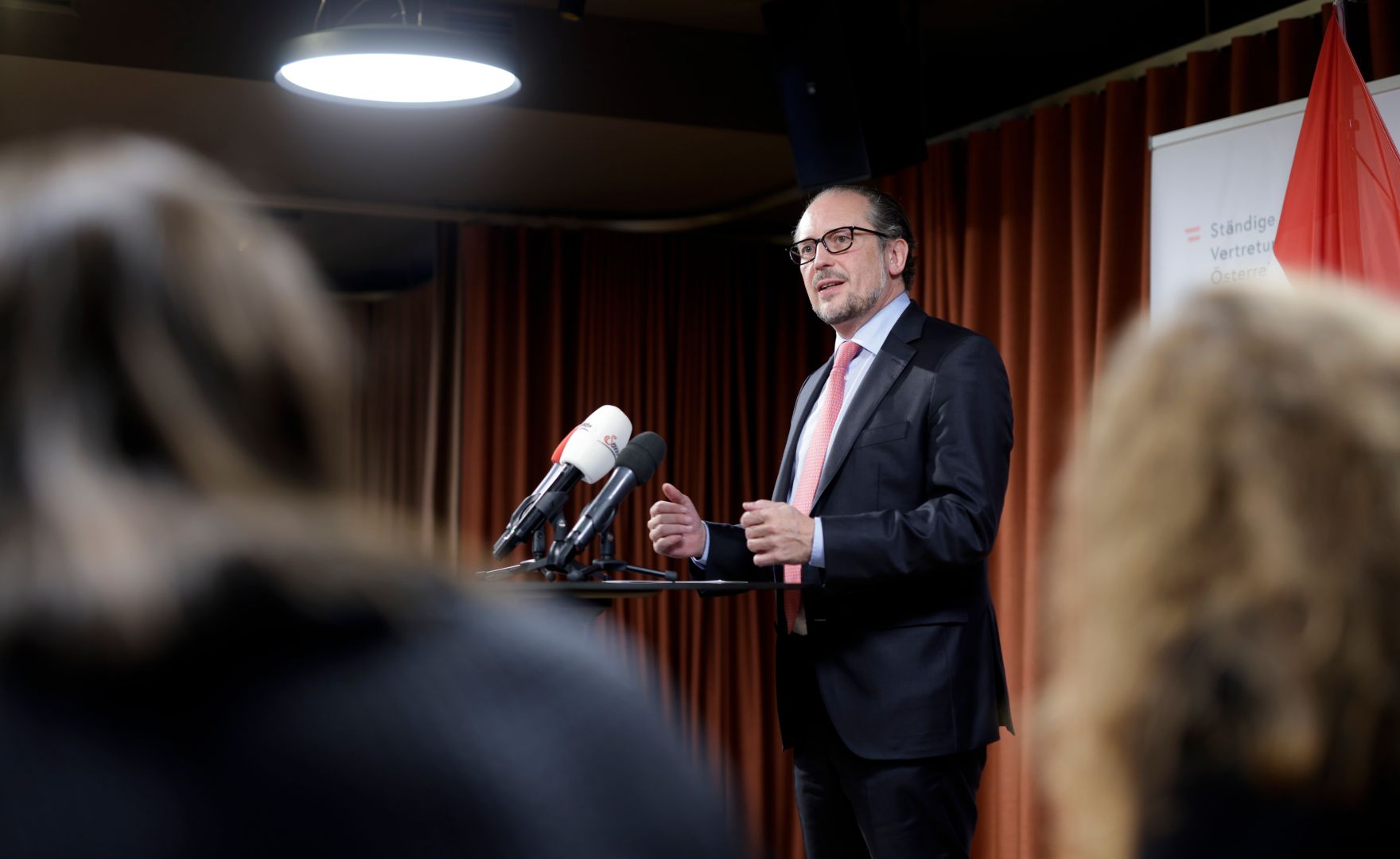 Am 21. Oktober 2021 flog Bundeskanzler Alexander Schallenberg (im Bild) zum Europ&auml;ischen Rat nach Br&uuml;ssel. Im Bild bei einem Pressegespr&auml;ch mit Journalisten.