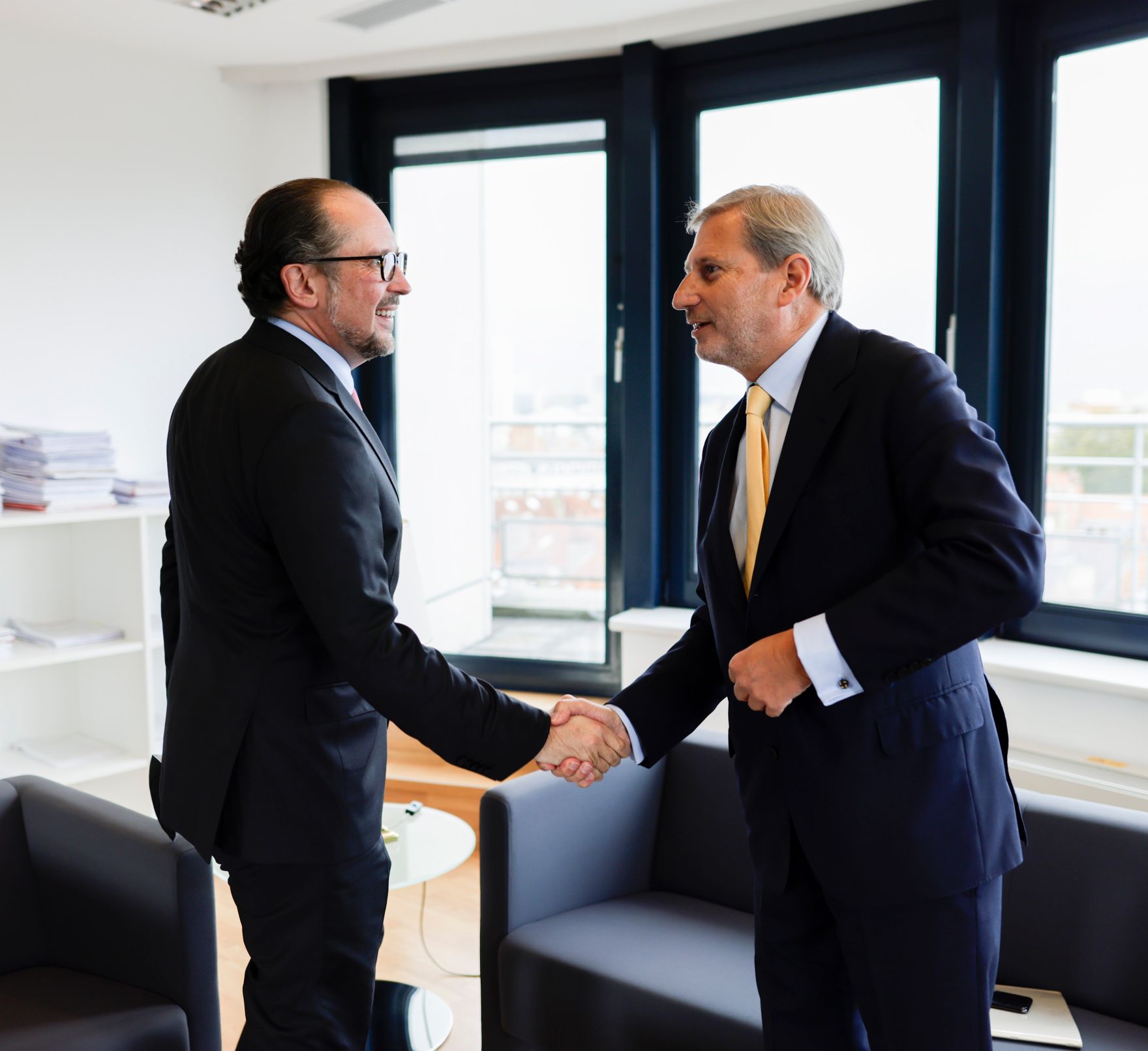 Am 21. Oktober 2021 flog Bundeskanzler Alexander Schallenberg (l.) zum Europ&auml;ischen Rat nach Br&uuml;ssel. Im Bild mit Kommissar Johannes Hahn (r.).
