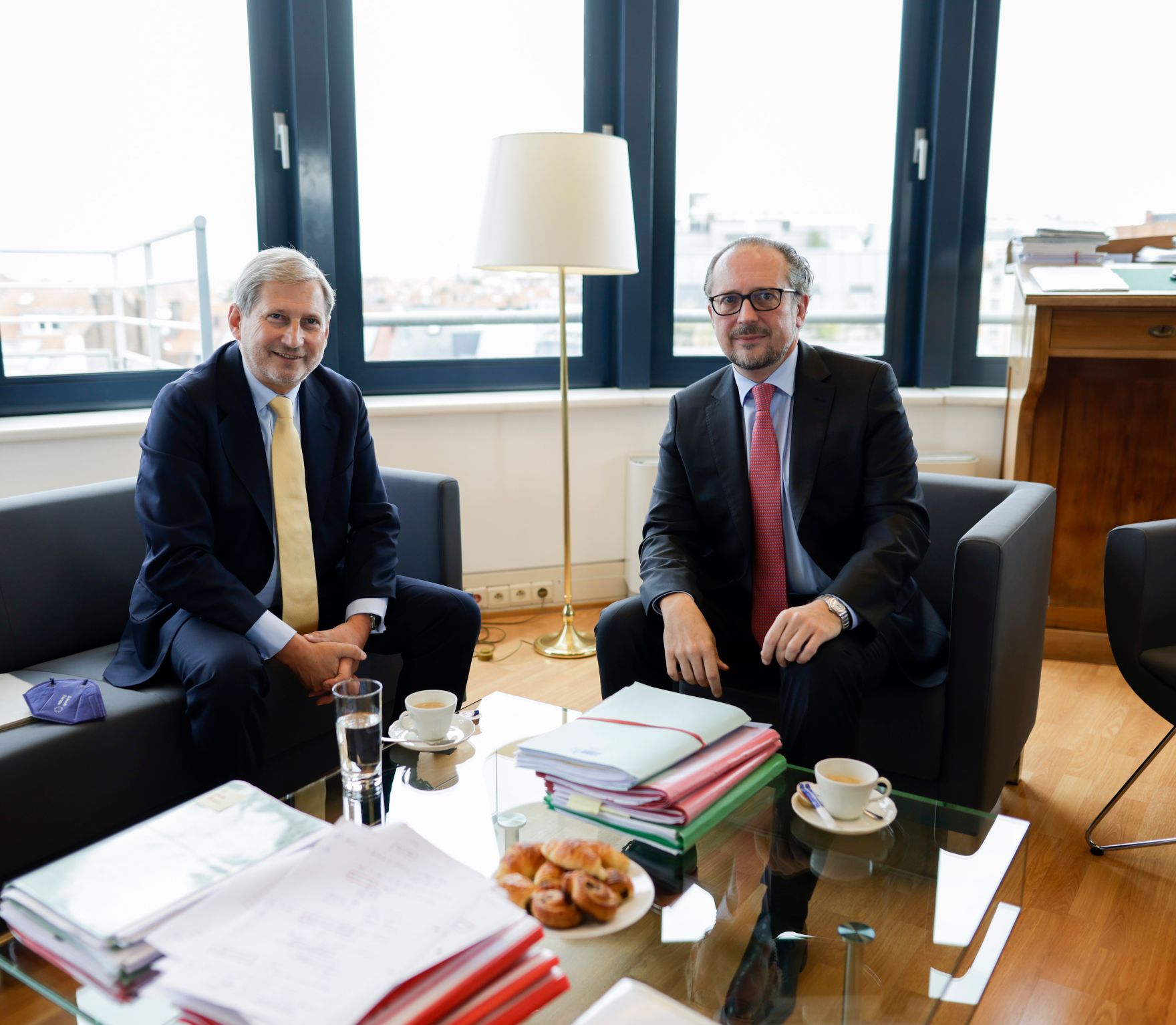 Am 21. Oktober 2021 flog Bundeskanzler Alexander Schallenberg (r.) zum Europ&auml;ischen Rat nach Br&uuml;ssel. Im Bild mit Kommissar Johannes Hahn (l.).