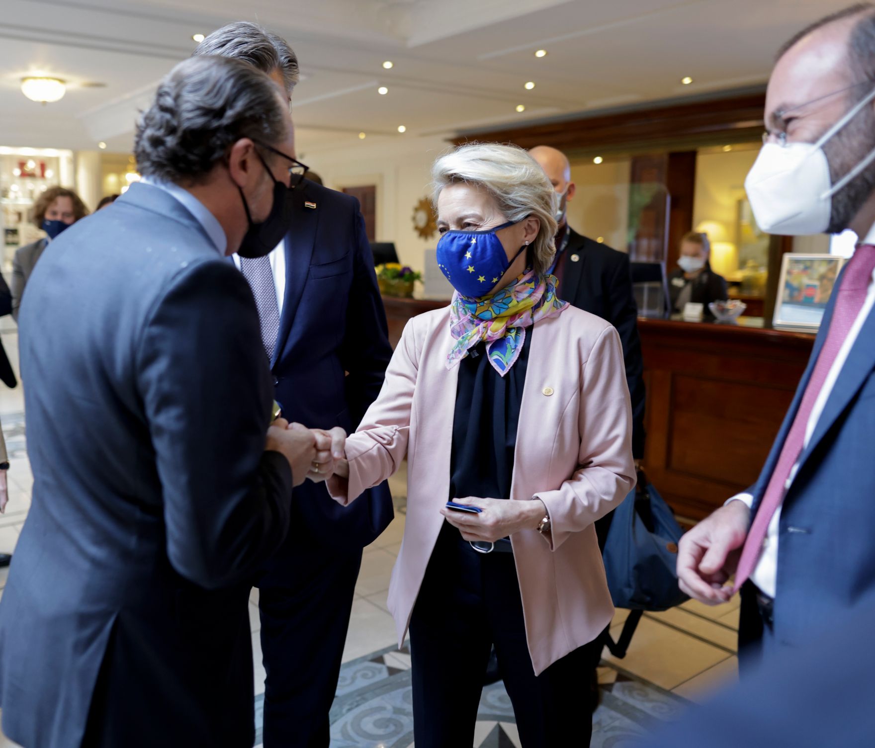 Am 21. Oktober 2021 flog Bundeskanzler Alexander Schallenberg (l.) zum Europ&auml;ischen Rat nach Br&uuml;ssel. Im Bild mit der Pr&auml;sidentin der Europ&auml;ischen Kommission, Ursula von der Leyen (r.).