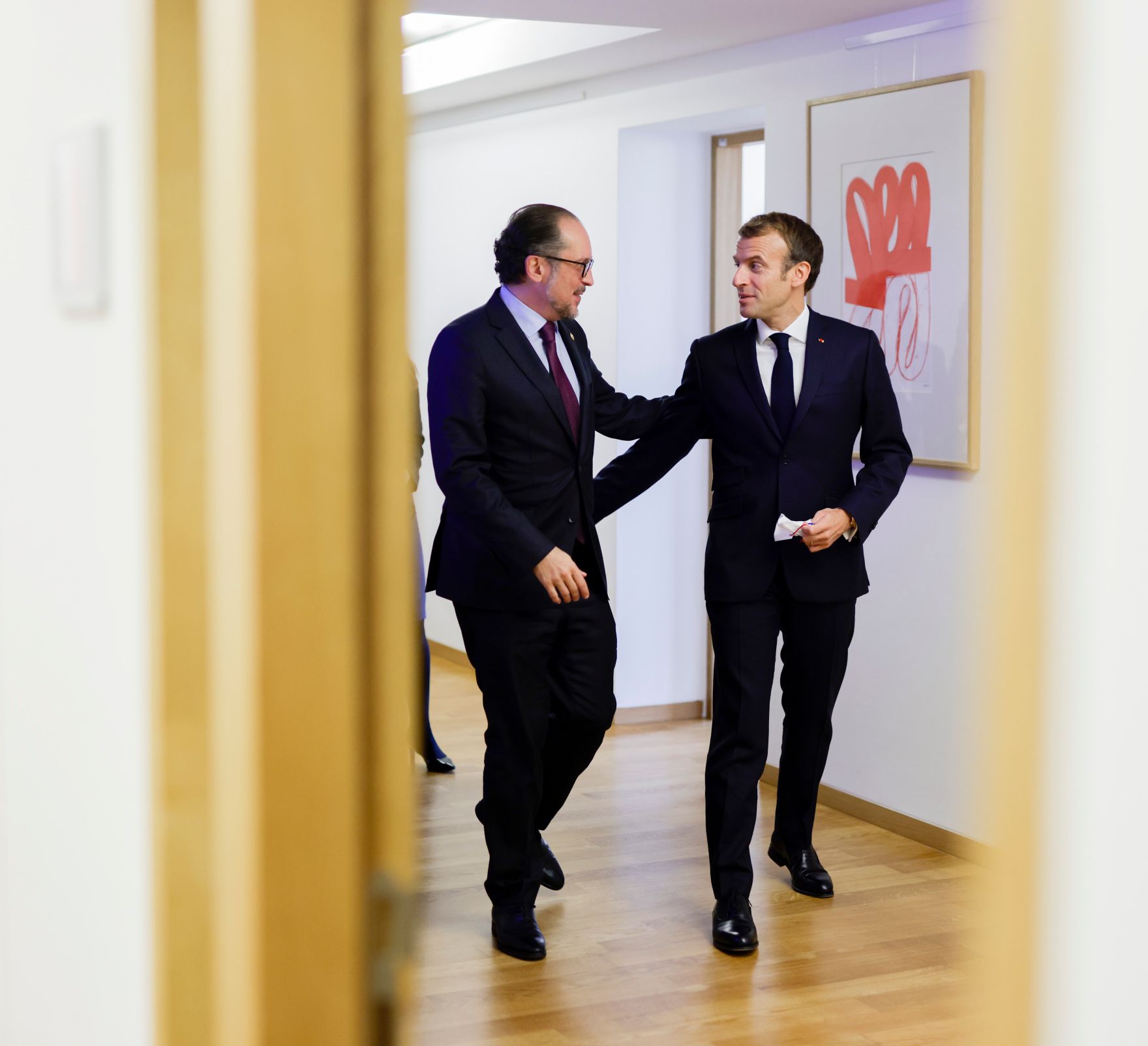 Am 22. Oktober 2021 war Bundeskanzler Alexander Schallenberg (l.) f&uuml;r den Europ&auml;ischen Rat in Br&uuml;ssel. Im Bild mit dem franz&ouml;sischen Staatspr&auml;sidenten Emmanuel Macron (r.).