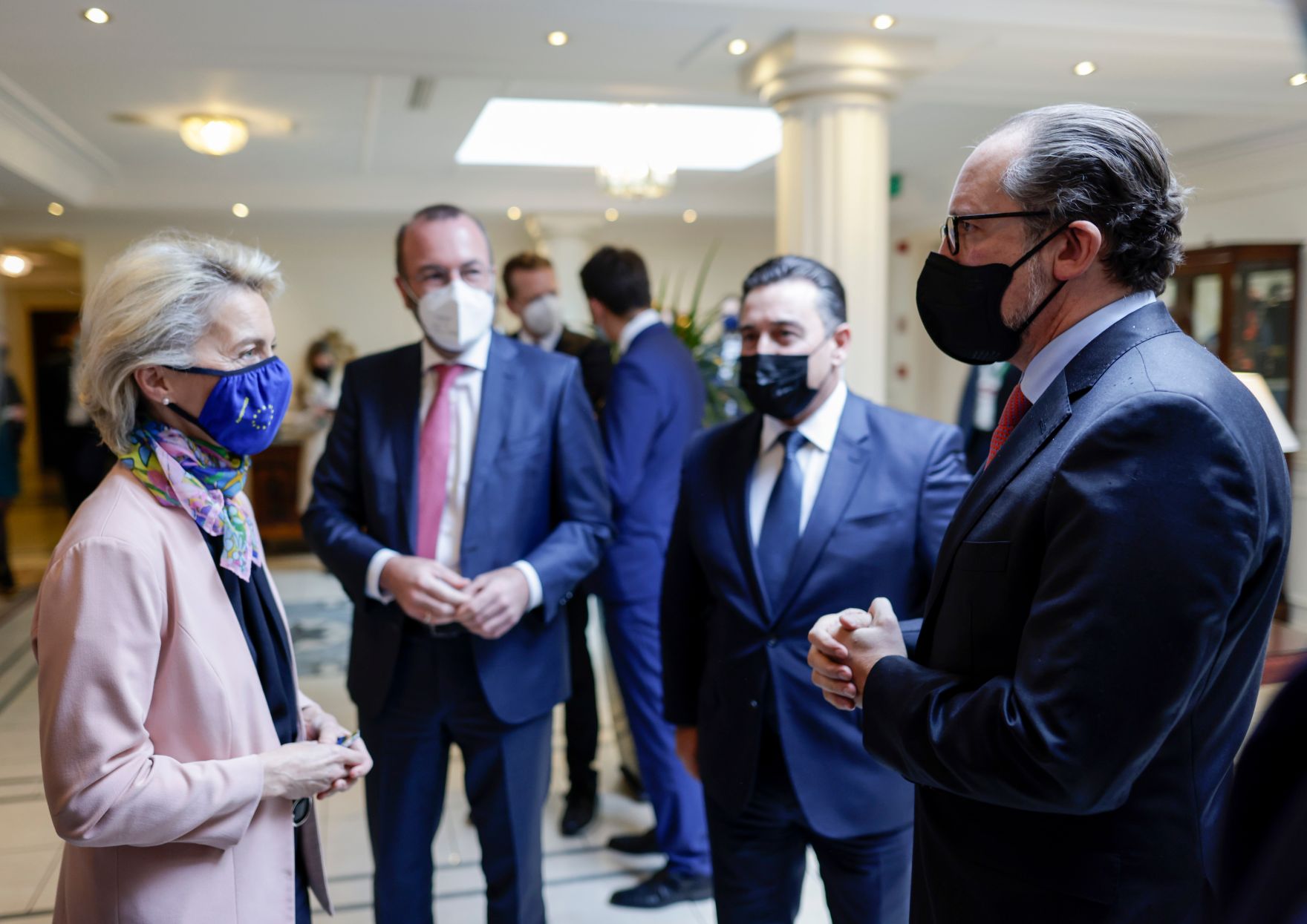 Am 21. Oktober 2021 flog Bundeskanzler Alexander Schallenberg (r.) zum Europ&auml;ischen Rat nach Br&uuml;ssel. Im Bild mit der Pr&auml;sidentin der Europ&auml;ischen Kommission, Ursula von der Leyen (l.).