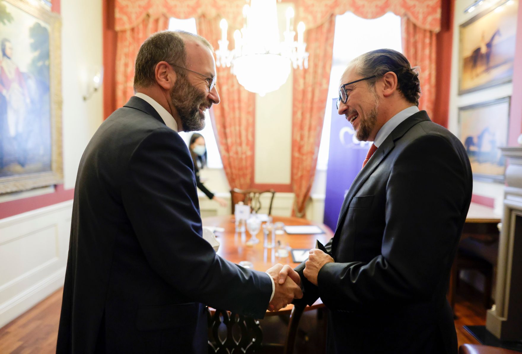 Am 21. Oktober 2021 flog Bundeskanzler Alexander Schallenberg (r.) zum Europ&auml;ischen Rat nach Br&uuml;ssel. Im Bild mit dem Fraktionsvorsitzender der Europ&auml;ischen Volkspartei (EVP), Manfred Weber (l.).