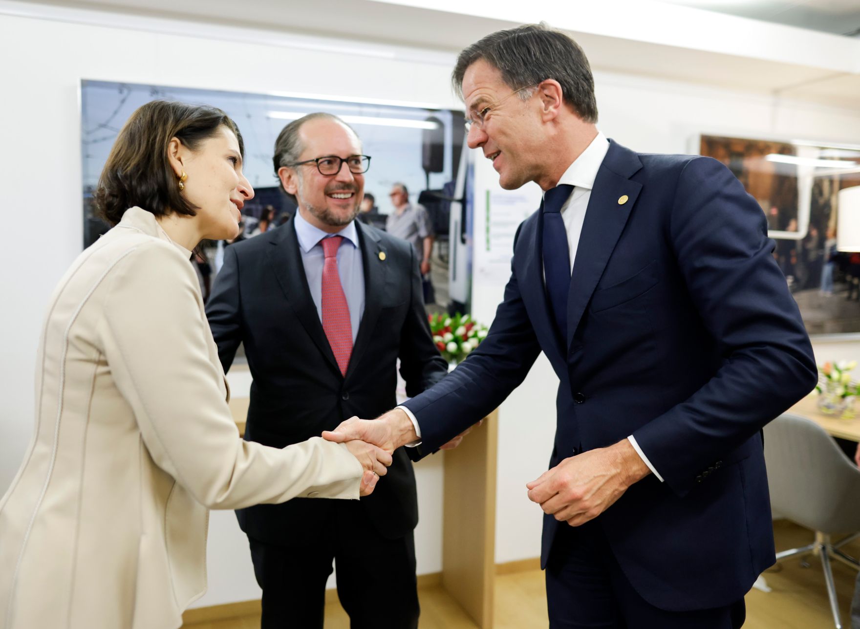 Am 21. Oktober 2021 flog Bundeskanzler Alexander Schallenberg (m.) zum Europ&auml;ischen Rat nach Br&uuml;ssel. Im Bild mit Bundesministerin Karoline Edtstadler (l.) und dem Ministerpr&auml;sidenten der Niederlande, Mark Rutte (r.).