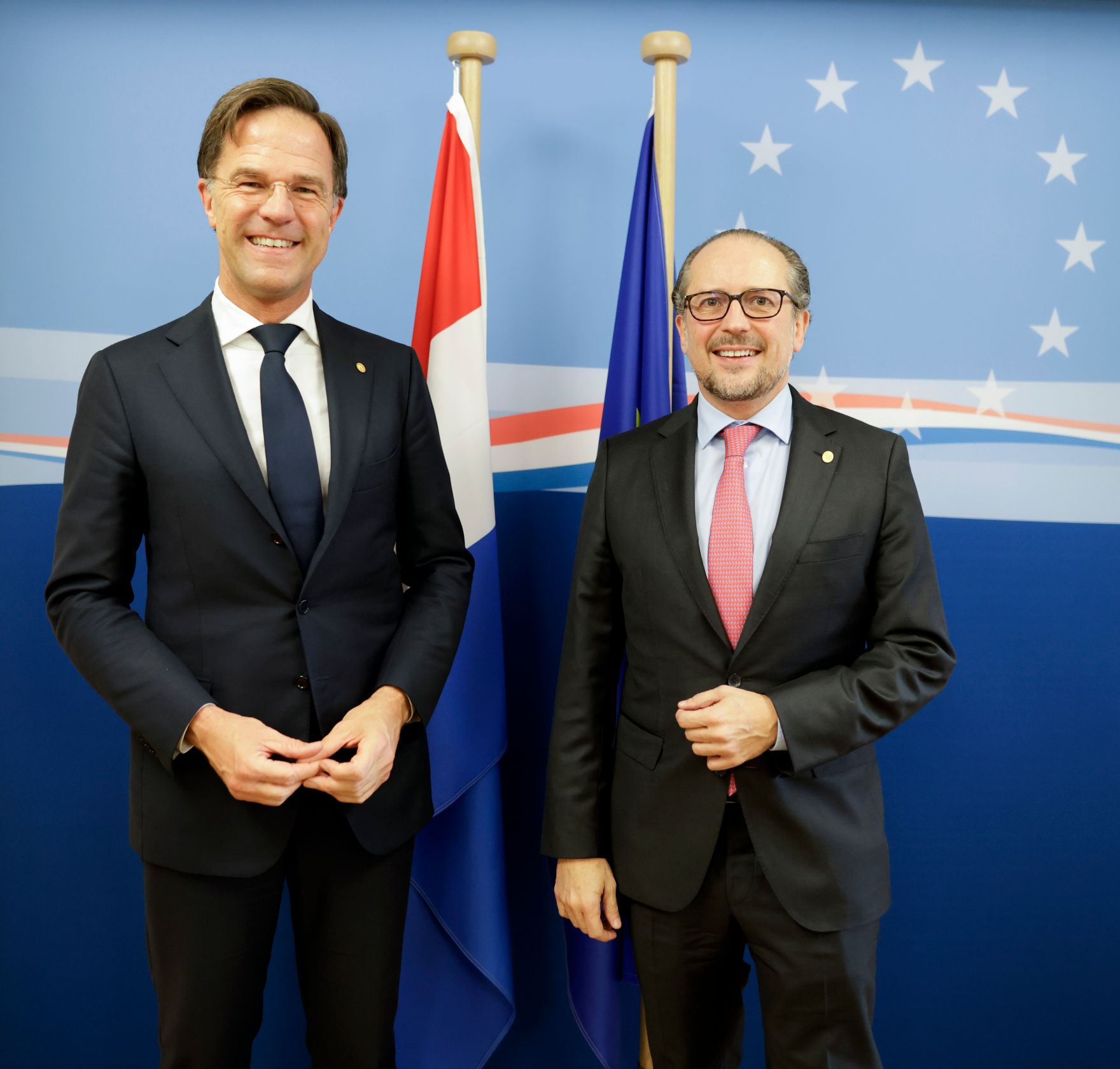 Am 21. Oktober 2021 flog Bundeskanzler Alexander Schallenberg (r.) zum Europ&auml;ischen Rat nach Br&uuml;ssel. Im Bild mit dem Ministerpr&auml;sidenten der Niederlande, Mark Rutte (l.).