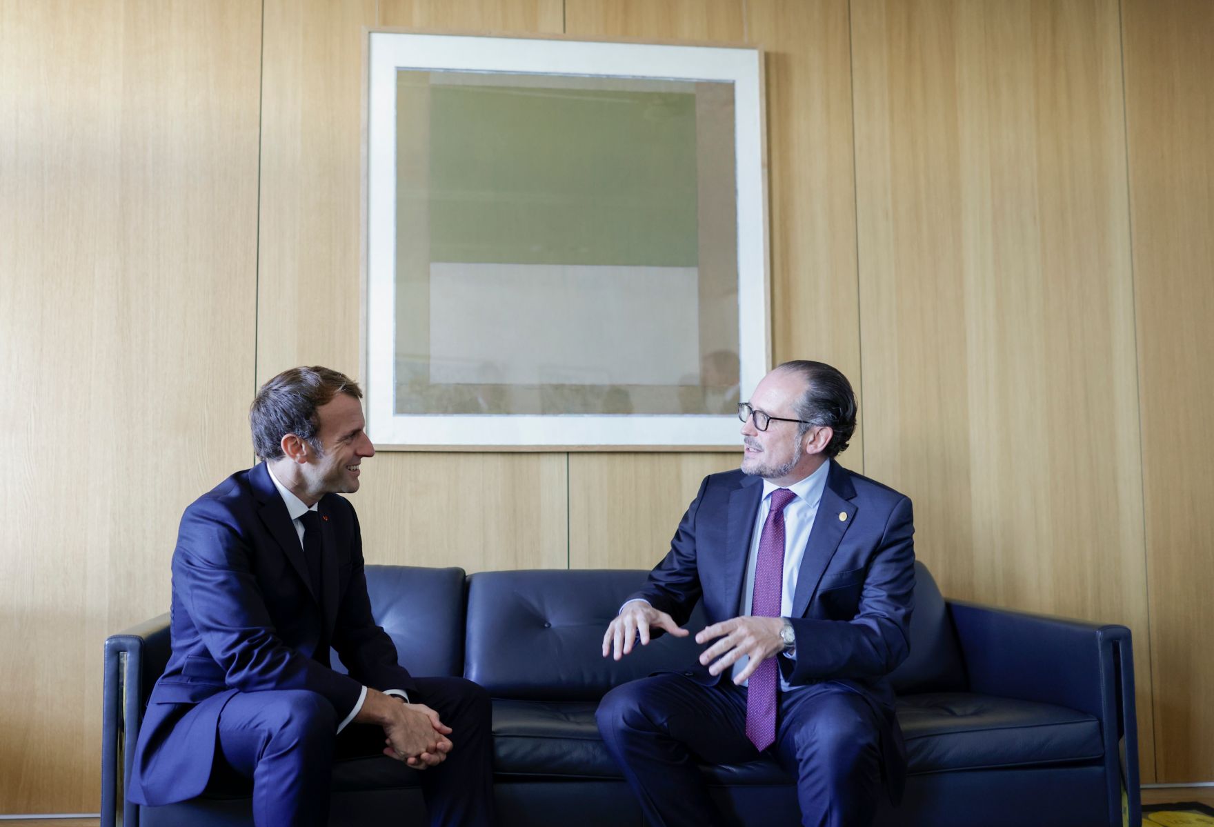 Am 22. Oktober 2021 war Bundeskanzler Alexander Schallenberg (r.) f&uuml;r den Europ&auml;ischen Rat in Br&uuml;ssel. Im Bild mit dem franz&ouml;sischen Staatspr&auml;sidenten Emmanuel Macron (l.).
