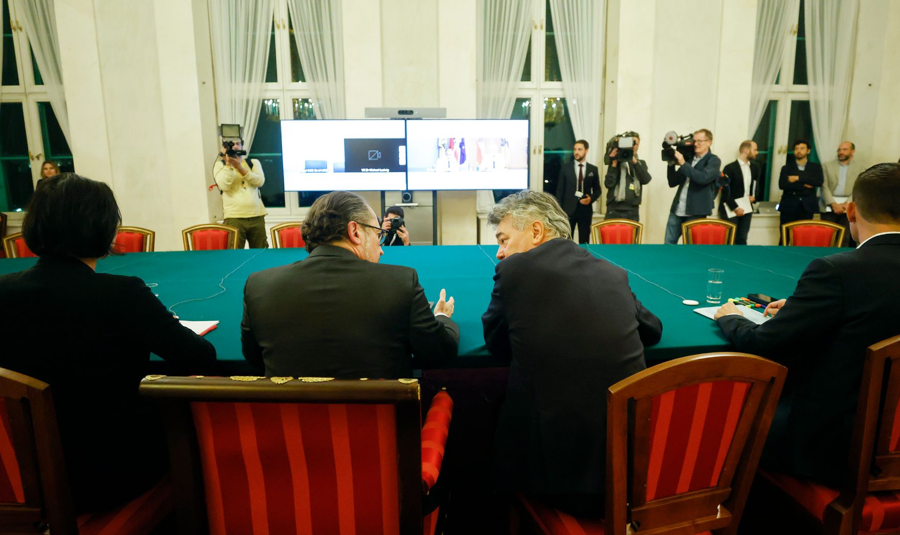 Am 22. Oktober 2021 fand ein treffen zwischen Mitgliedern der Bundesregierung und den Landeshauptleuten zum Thema &bdquo;Ma&szlig;nahmen im Kampf gegen Corona&ldquo; statt. Im Bild Bundeskanzler Alexander Schallenberg (m.l.), Vizekanzler Werner Kogler (m.r.), Bundesministerin Elisabeth K&ouml;stinger (l.) und Bundesminister Wolfgang M&uuml;ckstein (r.).