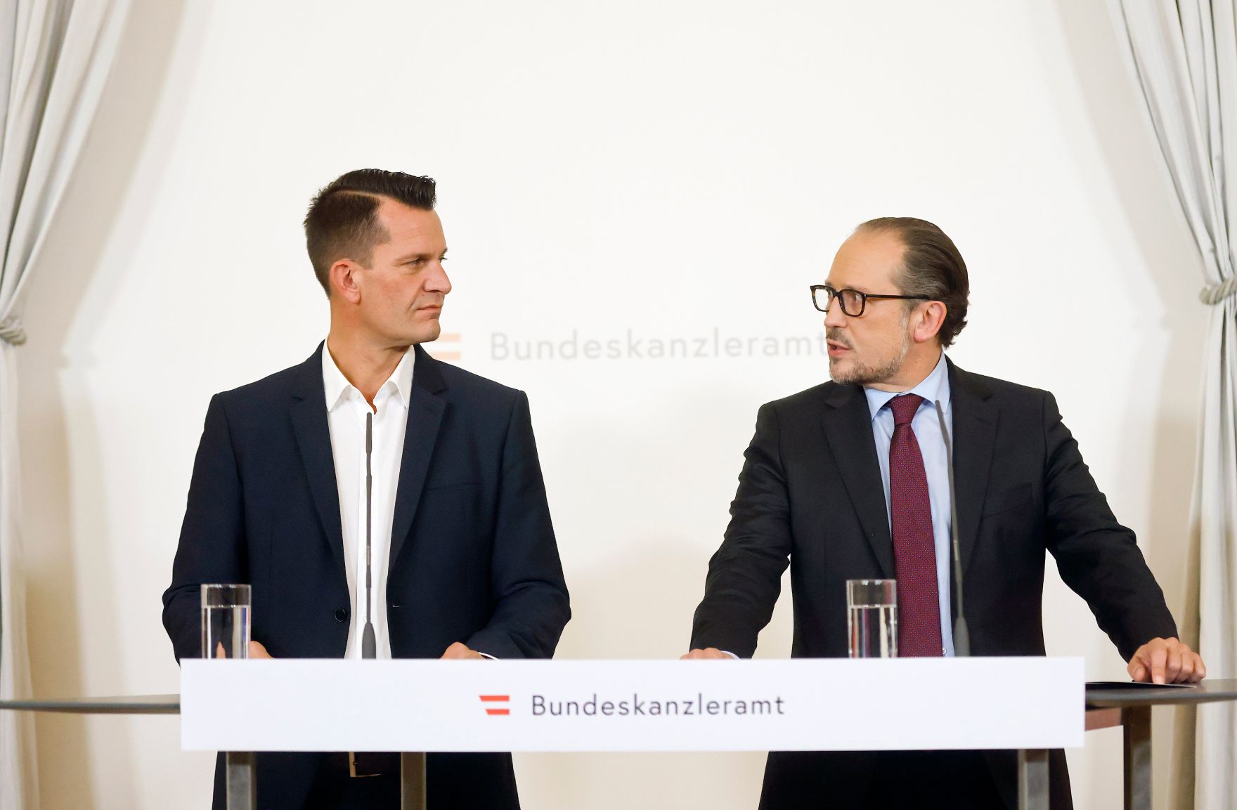Am 22. Oktober 2021 fand ein treffen zwischen Mitgliedern der Bundesregierung und den Landeshauptleuten zum Thema &bdquo;Ma&szlig;nahmen im Kampf gegen Corona&ldquo; statt. Im Bild Bundeskanzler Alexander Schallenberg (r.) und Bundesminister Wolfgang M&uuml;ckstein (l.) bei der Pressekonferenz nach der Sitzung.