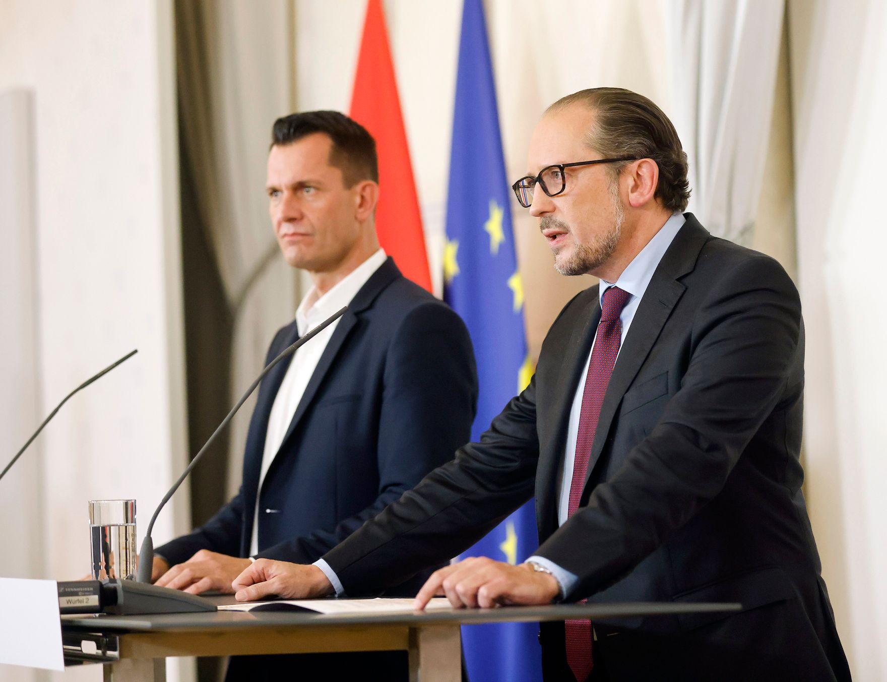 Am 22. Oktober 2021 fand ein treffen zwischen Mitgliedern der Bundesregierung und den Landeshauptleuten zum Thema &bdquo;Ma&szlig;nahmen im Kampf gegen Corona&ldquo; statt. Im Bild Bundeskanzler Alexander Schallenberg (r.) und Bundesminister Wolfgang M&uuml;ckstein (l.) bei der Pressekonferenz nach der Sitzung.