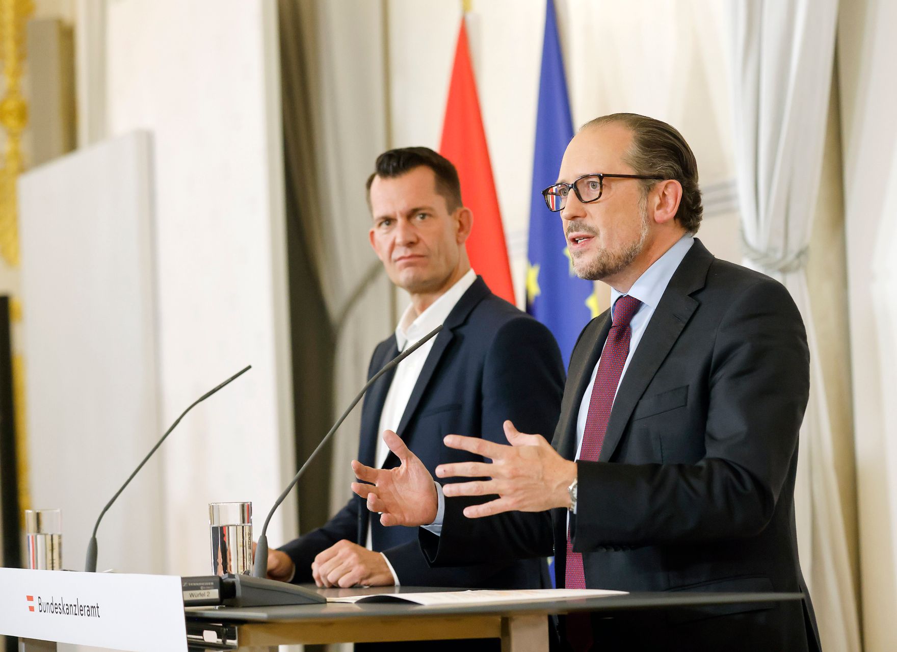 Am 22. Oktober 2021 fand ein treffen zwischen Mitgliedern der Bundesregierung und den Landeshauptleuten zum Thema &bdquo;Ma&szlig;nahmen im Kampf gegen Corona&ldquo; statt. Im Bild Bundeskanzler Alexander Schallenberg (r.) und Bundesminister Wolfgang M&uuml;ckstein (l.) bei der Pressekonferenz nach der Sitzung.