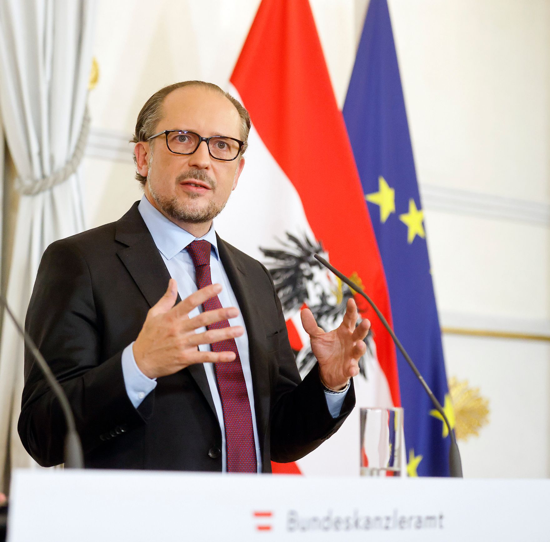 Am 22. Oktober 2021 fand ein treffen zwischen Mitgliedern der Bundesregierung und den Landeshauptleuten zum Thema &bdquo;Ma&szlig;nahmen im Kampf gegen Corona&ldquo; statt. Im Bild Bundeskanzler Alexander Schallenberg bei der Pressekonferenz nach der Sitzung.