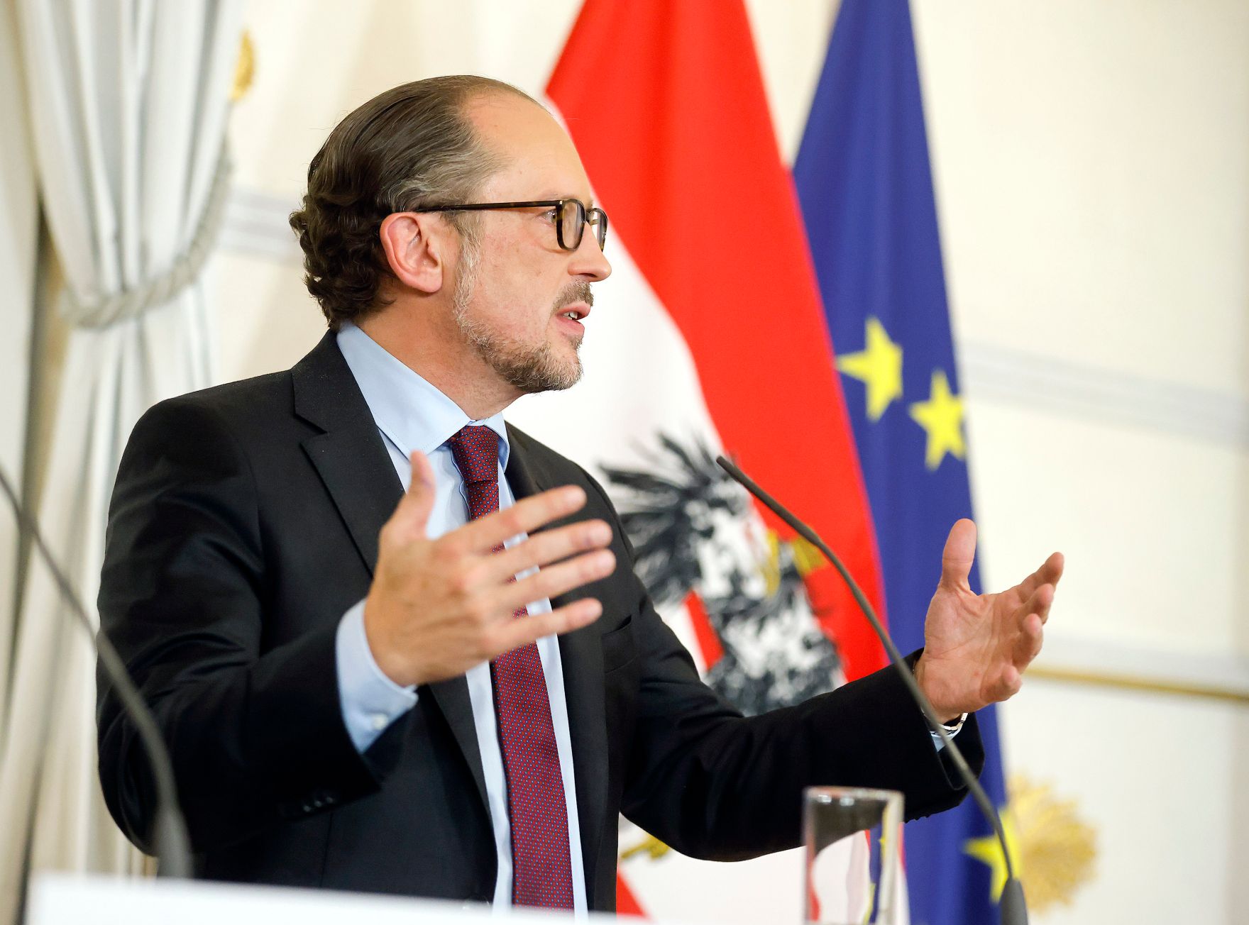 Am 22. Oktober 2021 fand ein treffen zwischen Mitgliedern der Bundesregierung und den Landeshauptleuten zum Thema &bdquo;Ma&szlig;nahmen im Kampf gegen Corona&ldquo; statt. Im Bild Bundeskanzler Alexander Schallenberg bei der Pressekonferenz nach der Sitzung.