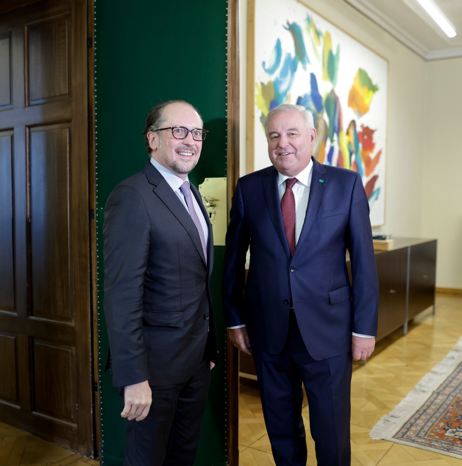 Am 23. Oktober 2021 besuchte Bundeskanzler Alexander Schallenberg (l.) den steirischen Landeshauptmann Hermann Sch&uuml;tzenh&ouml;fer (r.) zu einem Gespr&auml;ch.