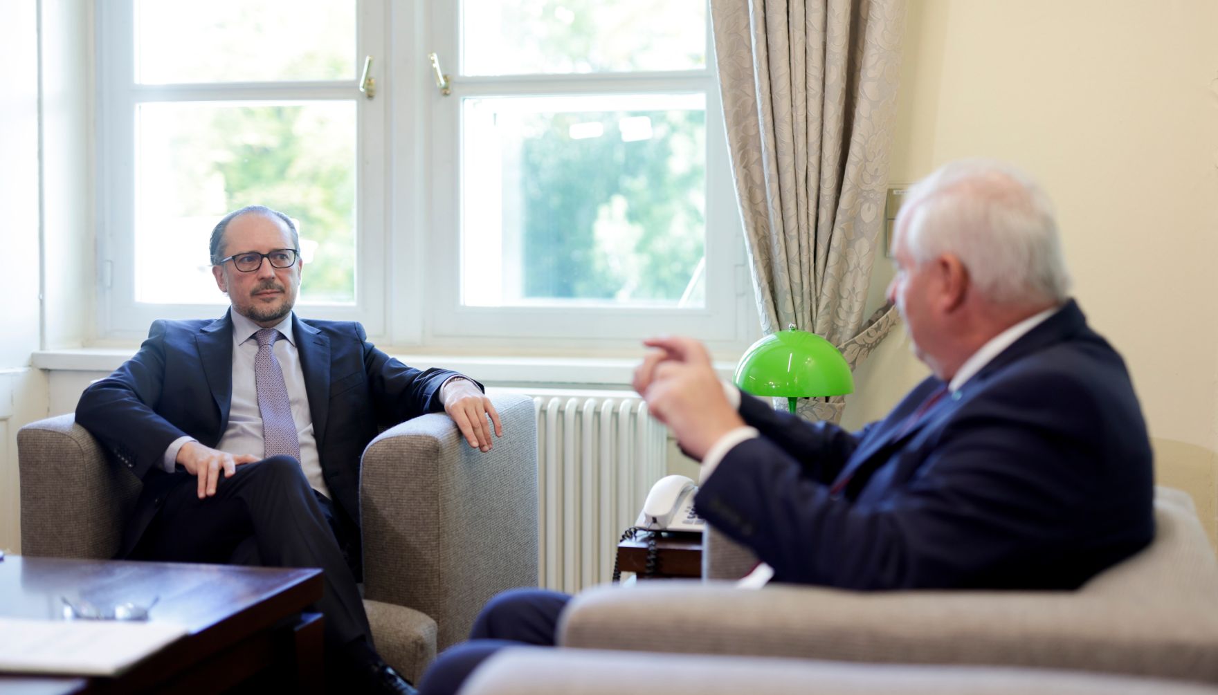 Am 23. Oktober 2021 besuchte Bundeskanzler Alexander Schallenberg (l.) den steirischen Landeshauptmann Hermann Sch&uuml;tzenh&ouml;fer (r.) zu einem Gespr&auml;ch.