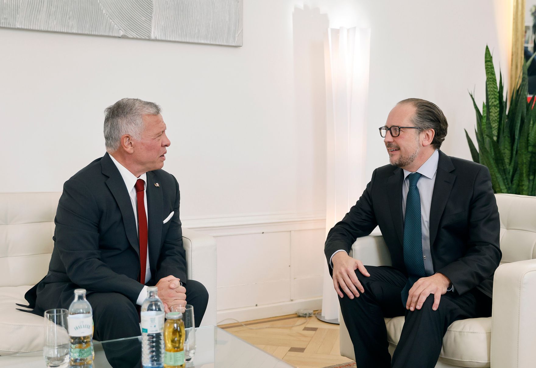 Am 25. Oktober 2021 empfing Bundeskanzler Alexander Schallenberg (r.) den K&ouml;nig des Haschemitischen K&ouml;nigreichs Jordanien, Abdullah II Ibn Al-Hussein (l.).