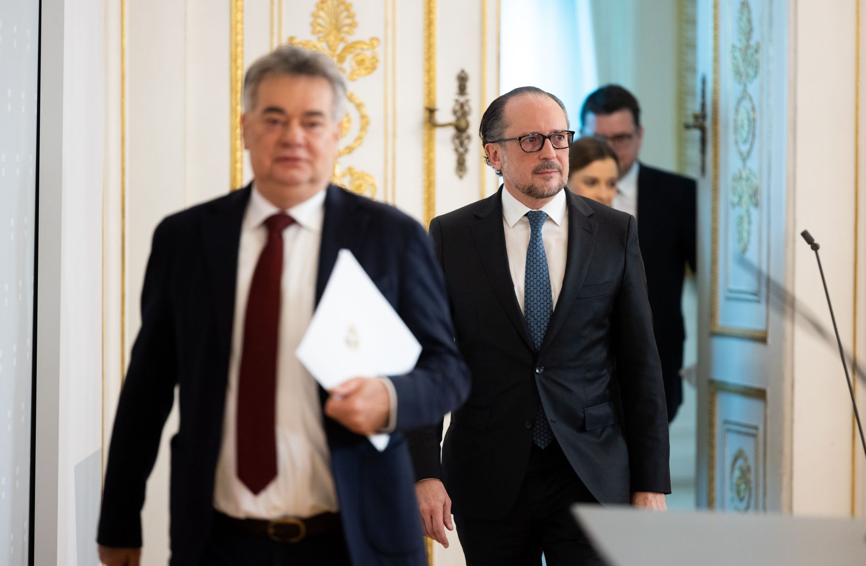 Im Bild Bundeskanzler Alexander Schallenberg (r.) und Vizekanzler Werner Kogler (l.) beim Pressefoyer nach dem Ministerrat am 26. Oktober 2020.
