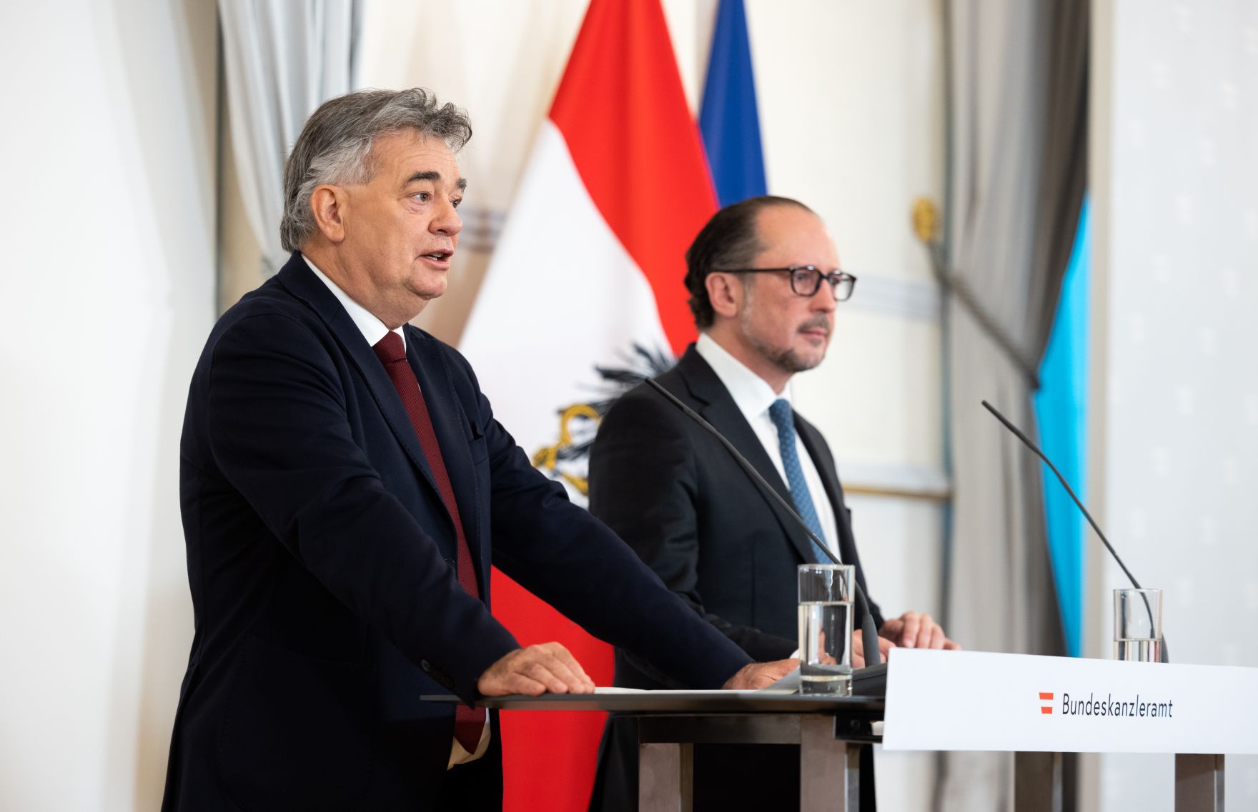 Im Bild Bundeskanzler Alexander Schallenberg (r.) und Vizekanzler Werner Kogler (l.) beim Pressefoyer nach dem Ministerrat am 26. Oktober 2020.