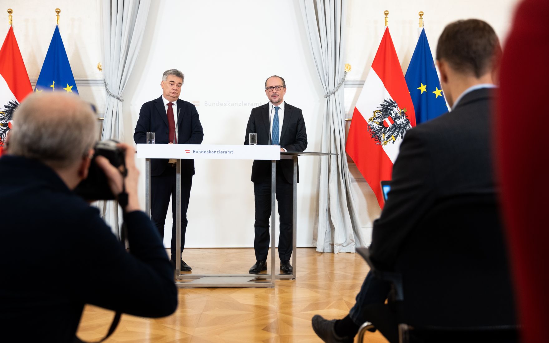 Im Bild Bundeskanzler Alexander Schallenberg (r.) und Vizekanzler Werner Kogler (l.) beim Pressefoyer nach dem Ministerrat am 26. Oktober 2020.