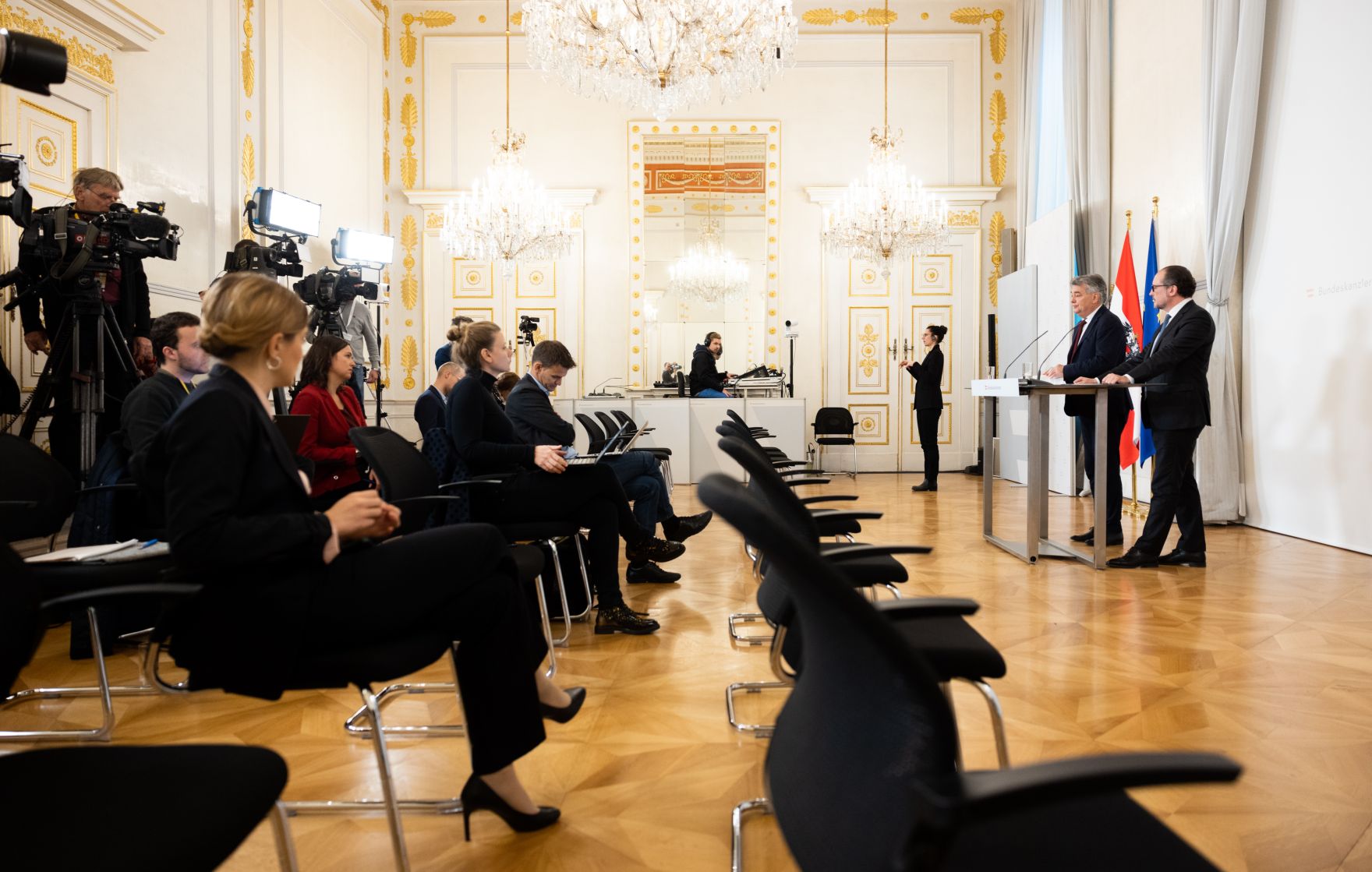 Im Bild Bundeskanzler Alexander Schallenberg (r.) und Vizekanzler Werner Kogler (l.) beim Pressefoyer nach dem Ministerrat am 26. Oktober 2020.