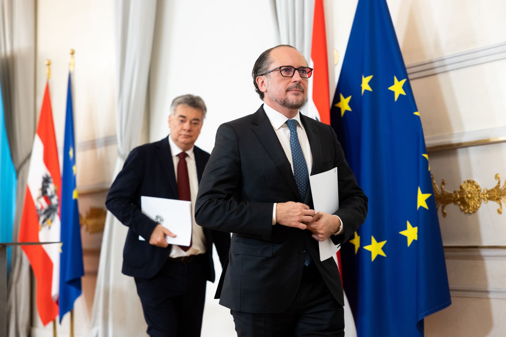 Im Bild Bundeskanzler Alexander Schallenberg (r.) und Vizekanzler Werner Kogler (l.) beim Pressefoyer nach dem Ministerrat am 26. Oktober 2020.